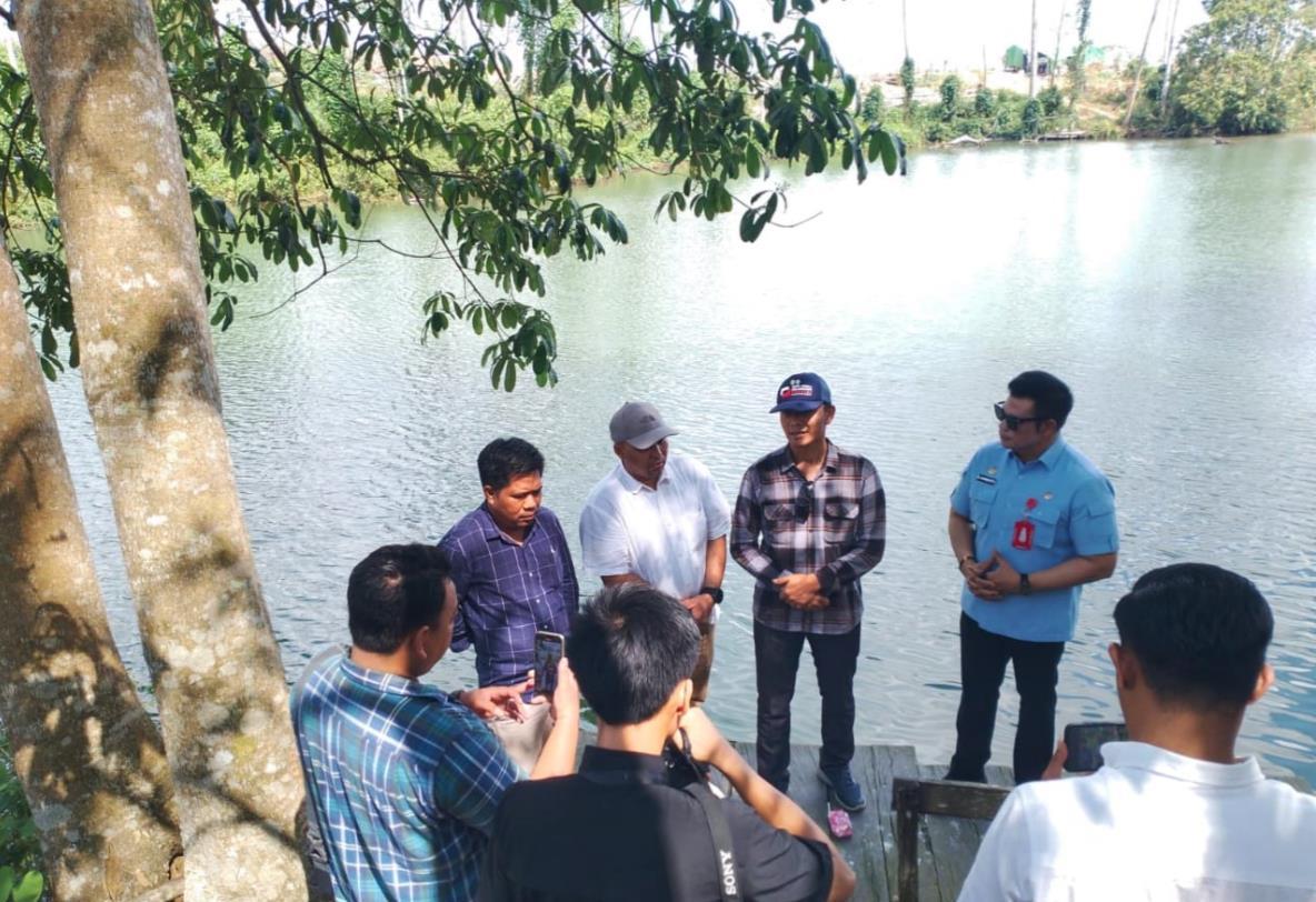 LIHAT LOKASI: Kepala Dinas ESDM Kaltim Bambang Arwanto (dua kanan) bersama aparat desa dan perwakilan perusahaan meninjau lokasi Danau Bukit Lontar di Desa Margahayu, Kecamatan Loa Kulu, Kukar.