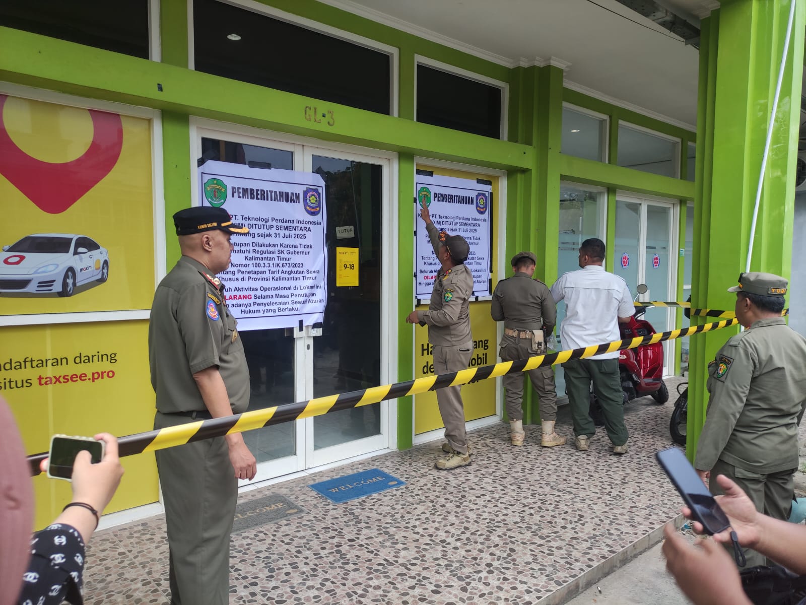 Satpol PP dan Dishub Kaltim menyegel kantor operasional Maxim di Samarinda lantaran aplikator ojol itu melanggar aturan tarif yang berlaku, Kamis (31/7/2025).