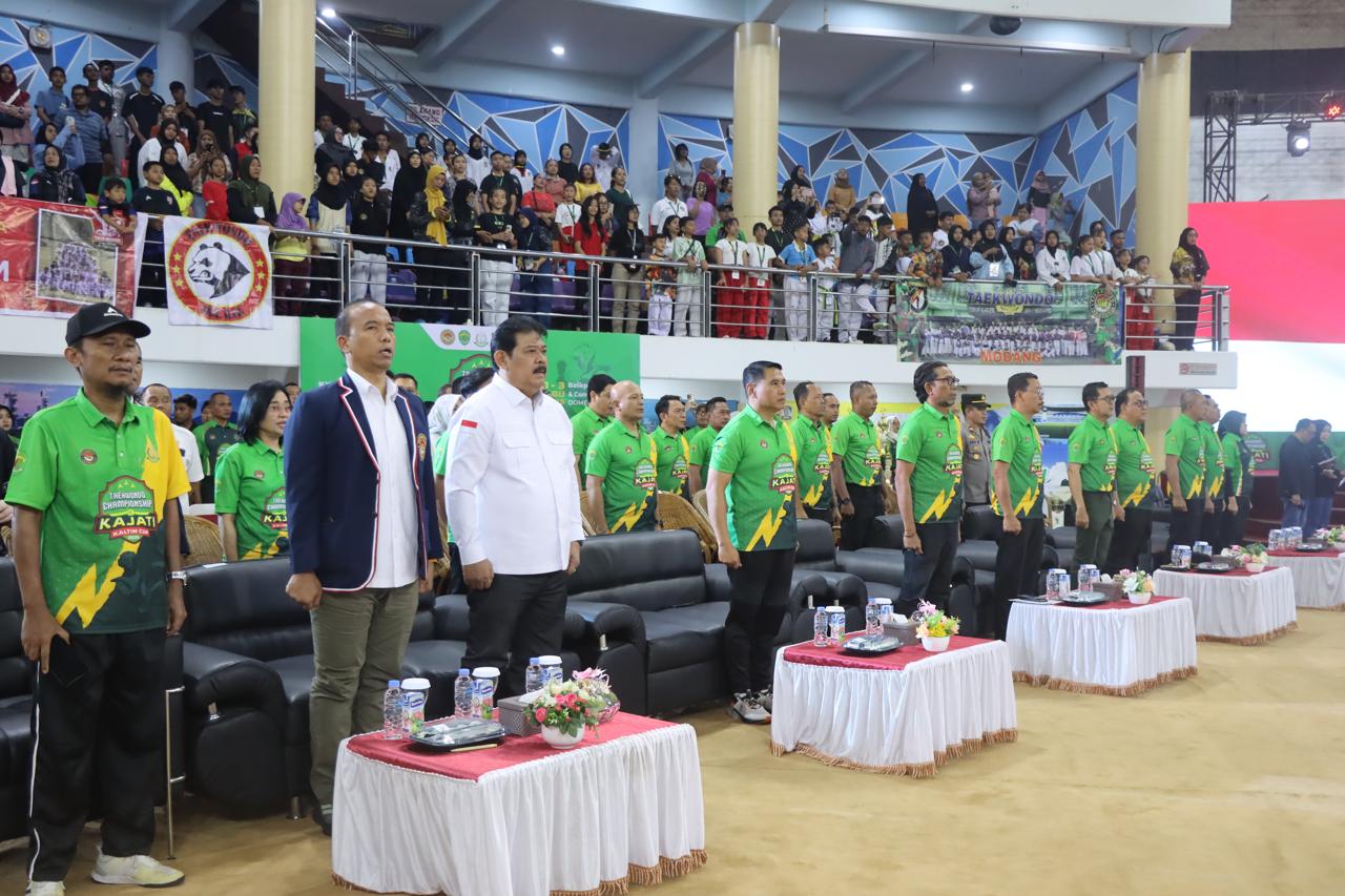 PEMBUKAAN: Mewakili pimpinan, Ketua Komisi III DPRD Kaltim Abdulloh, menghadiri pembukaan Kejuaraan Taekwondo Kajati Kaltim Cup 2025 di Balikpapan, Jumat (1/8).