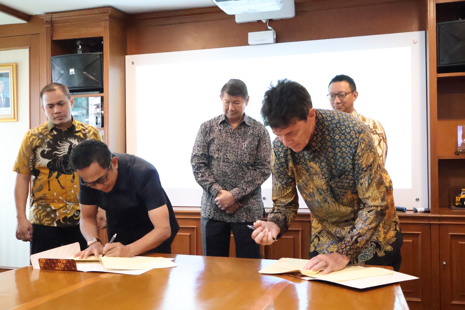 KERJA SAMA: Perjanjian kerja sama Arsari Group dengan Pemkot Balikpapan dalam mendukung penyediaan air bersih berlangsung di Jakarta, Jumat (1/8).