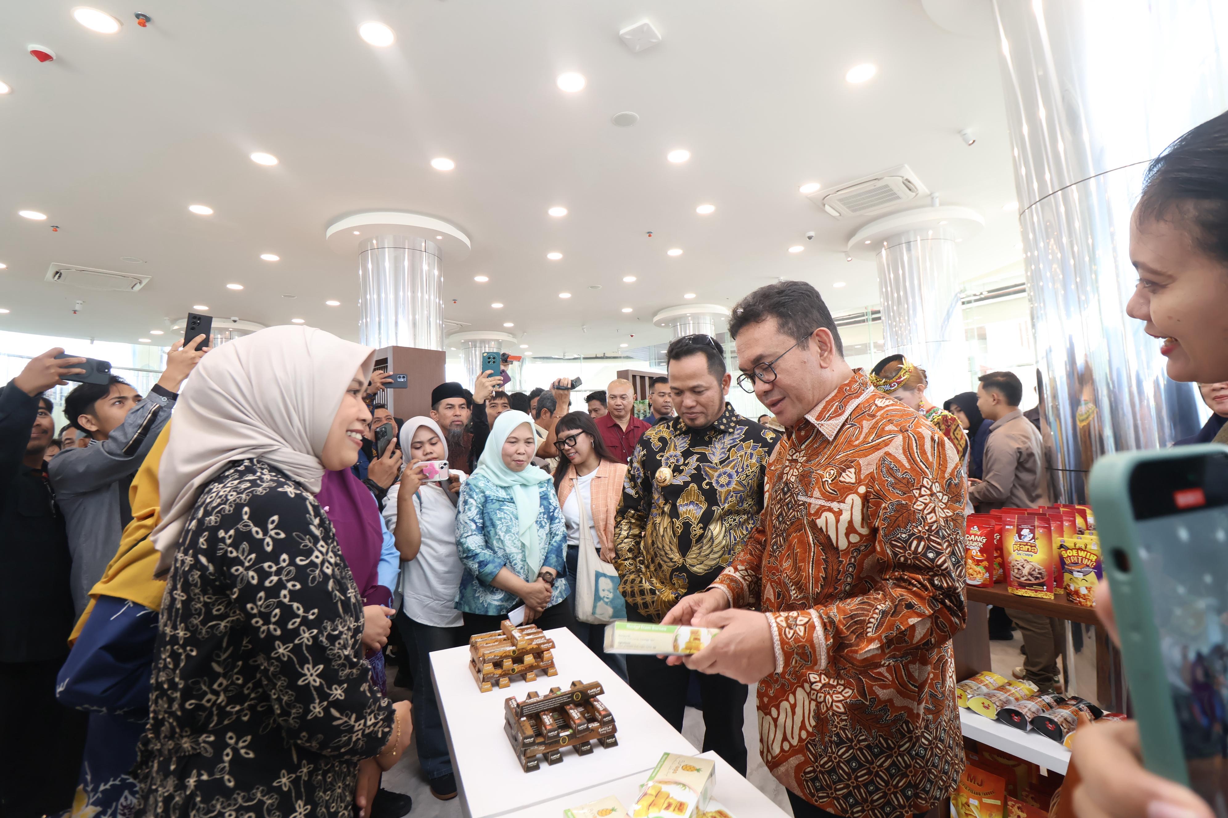 TINJAU: Menteri Perdagangan Budi Santoso meninjau Export Center Balikpapan yang berlokasi di Galeri UMKM Kaltim, Jumat (1/8).