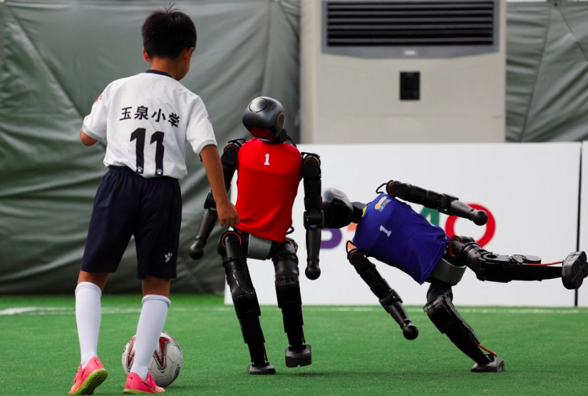 Robot di China latihan sepak bola bersama manusia.