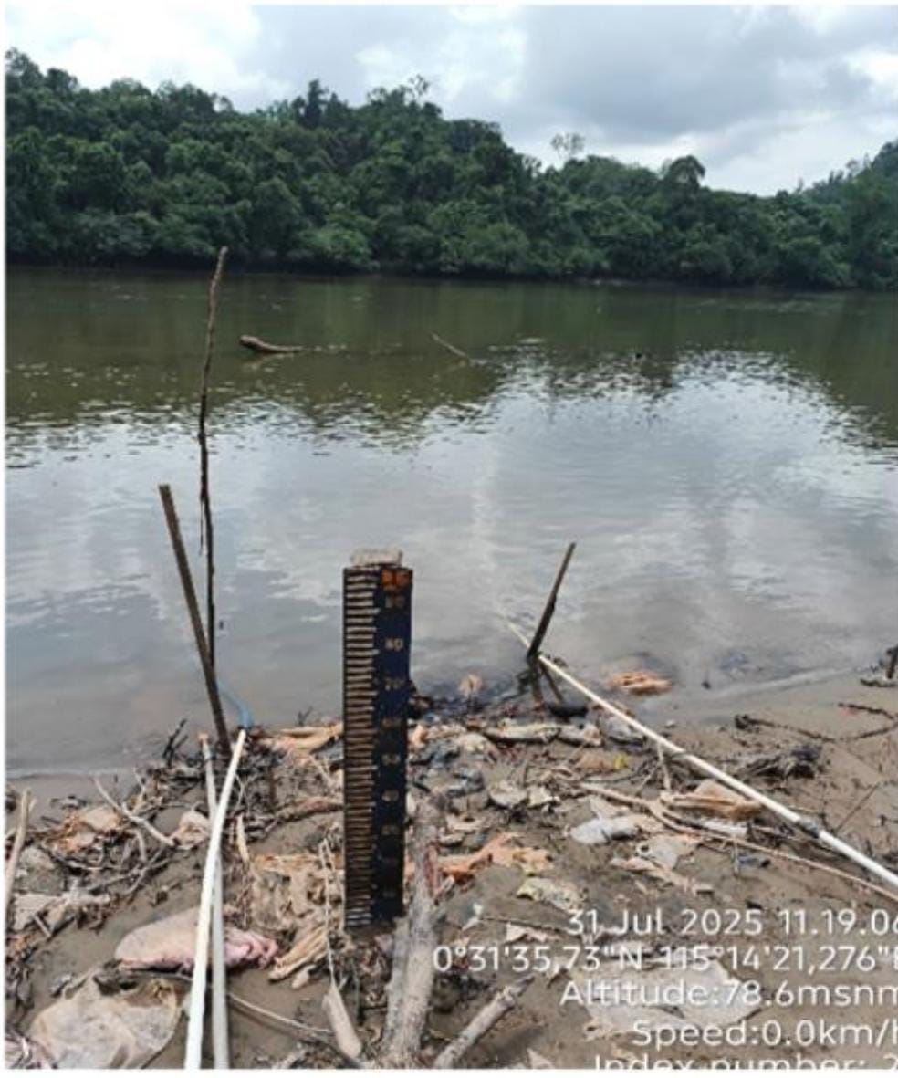 Debit sungai yang menjadi akses ke hulu Mahakam Ulu yang menurun