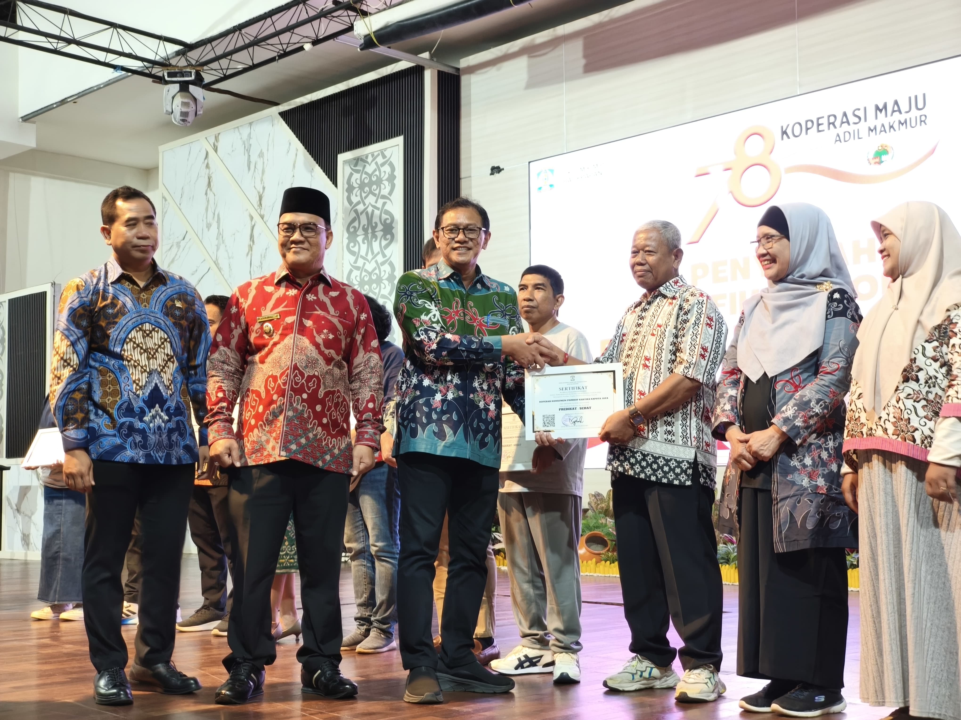 Penyerahan sertifikat dengan predikat sehat kepada 13 koperasi oleh Kepala DKUMKMP Balikpapan Heruressandy Setya Kesuma, disaksikan Wakil Wali Kota Bagus Susetyo.