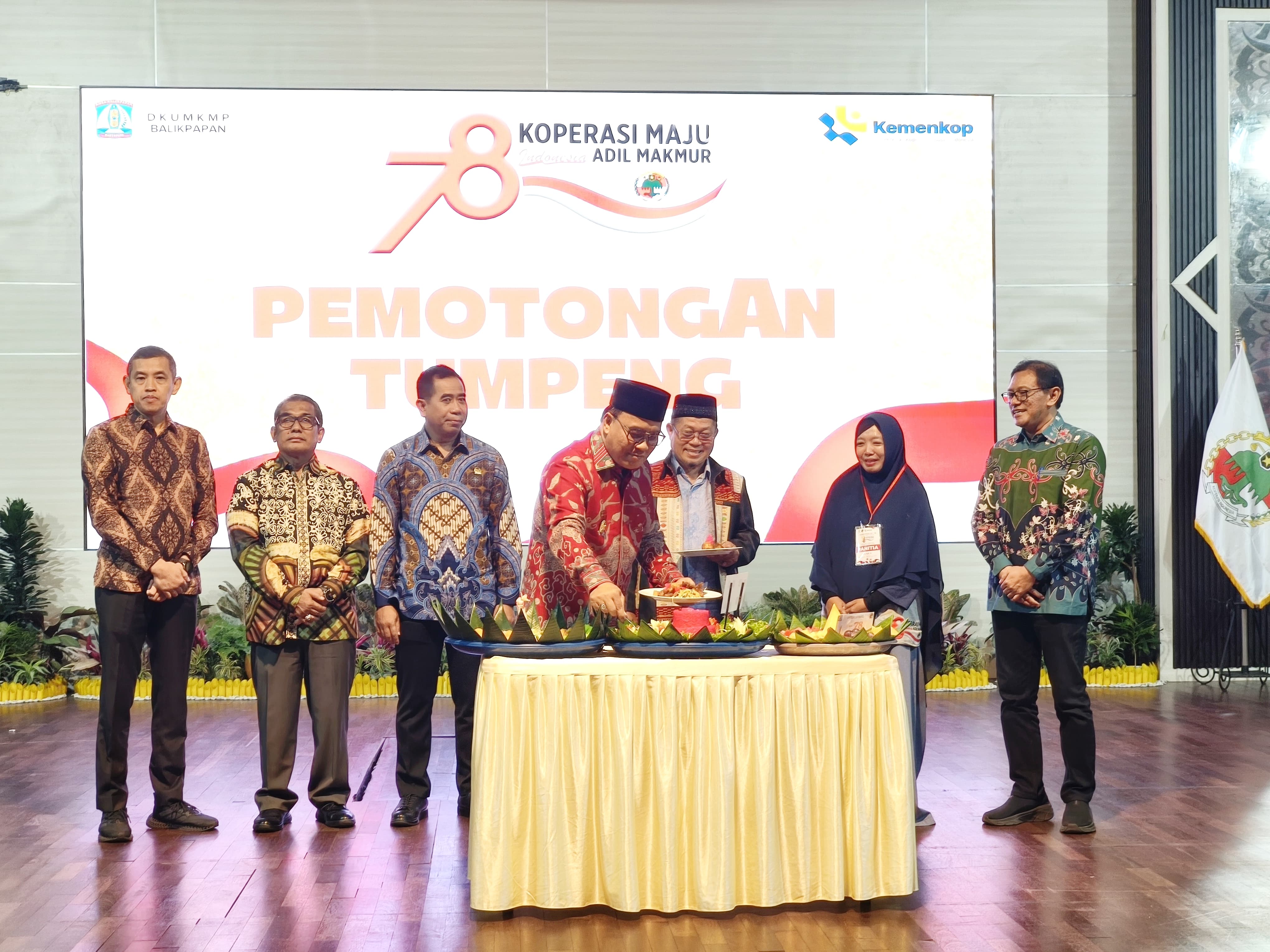Wakil Wali Kota Balikpapan Bagus Susetyo didaulat melakukan pemotongan tumpeng sebagai tanda syukur dalam peringatan Hari Koperasi Nasional ke-78.