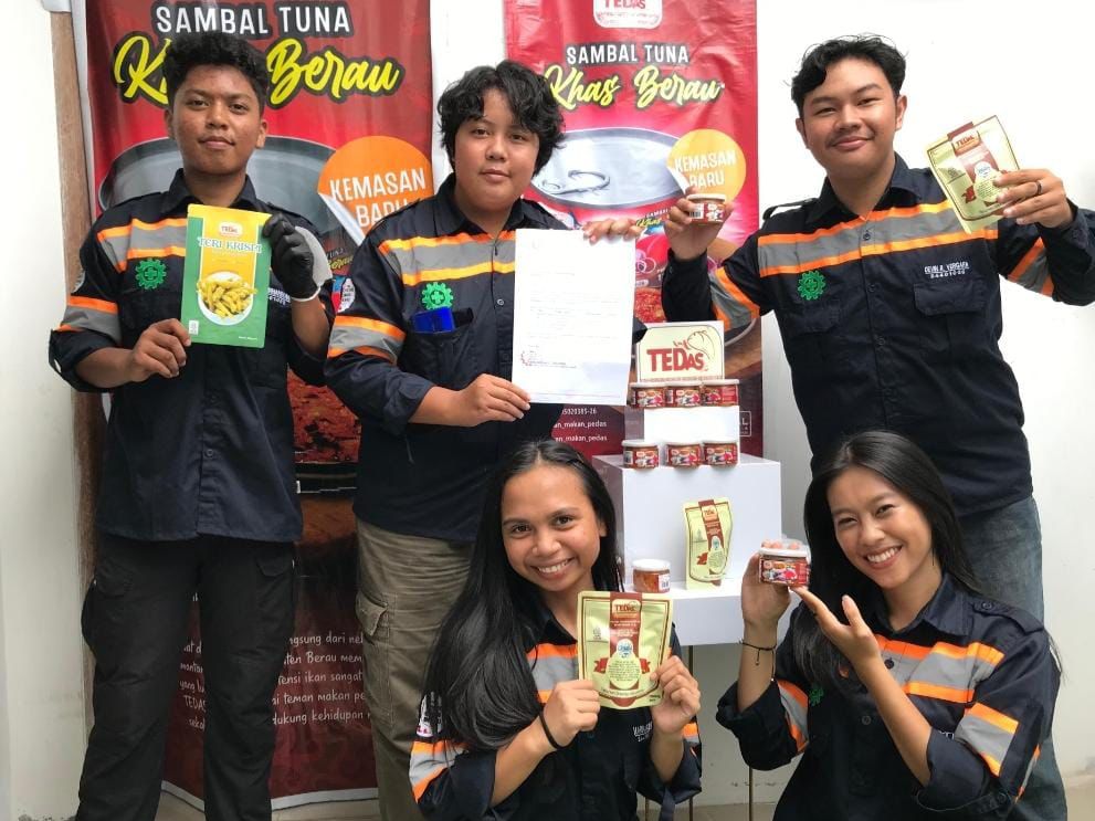 BERDAYAKAN: Semula hanya tenaga sendiri, akhirnya bisa rekrut karyawan. Bahkan beberapa mahasiswa juga magang di usahanya.