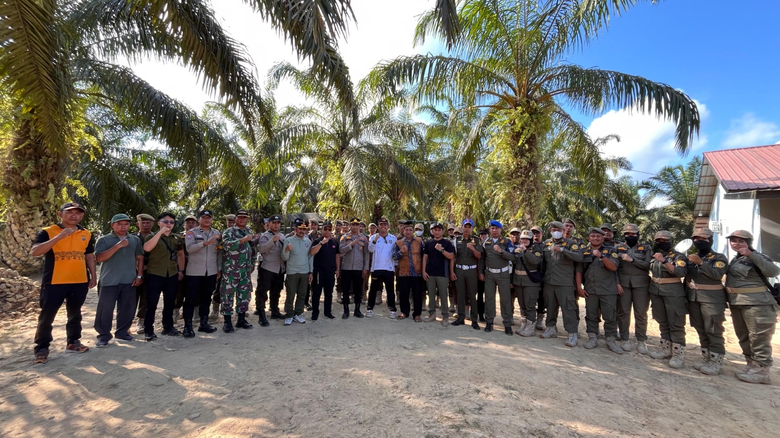 Tim gabungan yang terdiri dari Satpol PP, TNI, Polri, LAP, kelurahan dan kecamatan yang turun menertibkan arena sabung ayam dan judi dadu di wilayah Kecamatan Waru, PPU.
