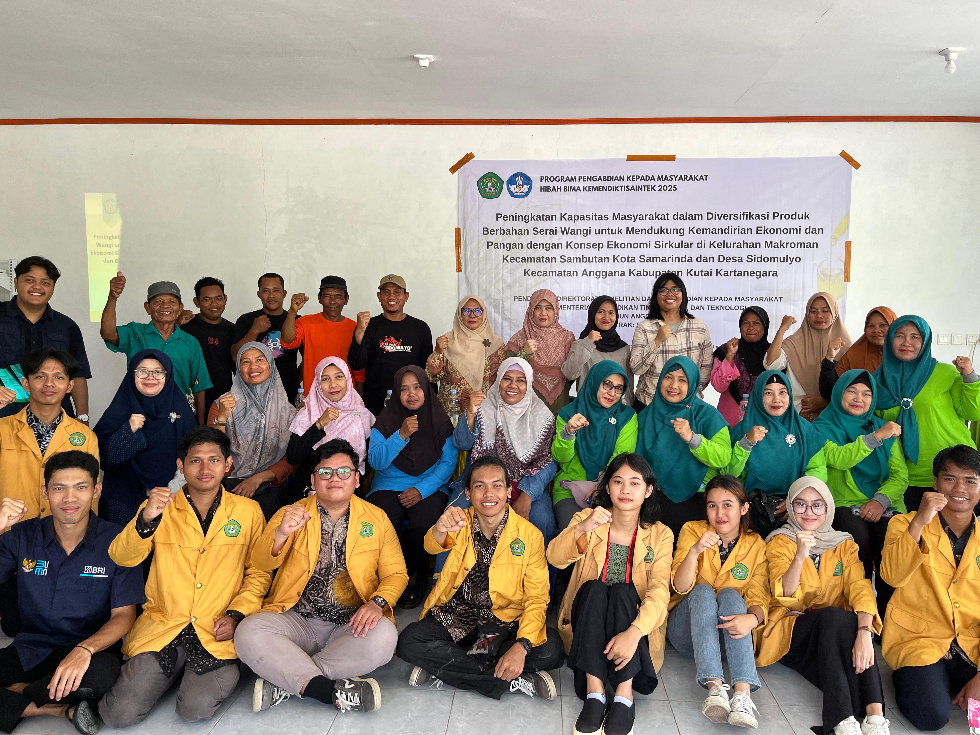 DEKAT BERMASYARAKAT: Tim dosen Unmul bersama mahasiswa serta warga ikut membersamai kegiatan sosialisasi program pelatihan.