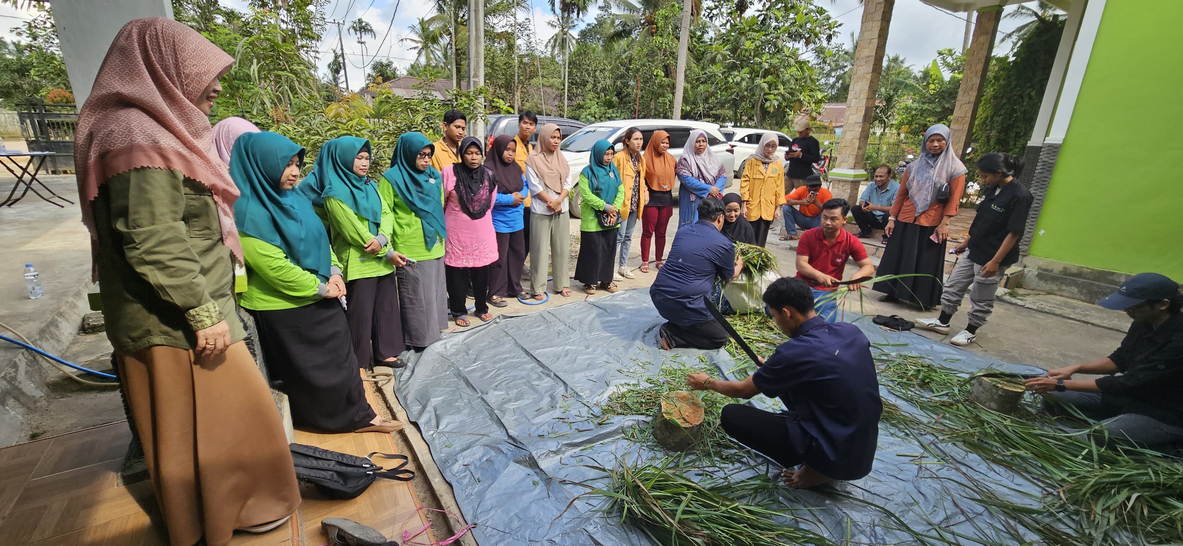 MENGEDUKASI: Tim dosen Unmul melaksanakan kegiatan pengabdian PKM berupa sosialisai program, pelatihan teknik penyulingan serai wangi, dan pelatihan pembuatan produk turunan dari minyak serai wangi.