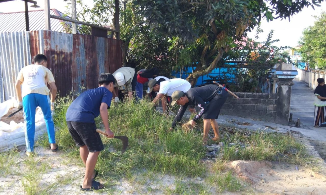 Warga RT 44, Kelurahan Loktuan, Bontang kerja bakti pada awal Agustus ini. (FOTO ADIEL KUNDHARA/KP)