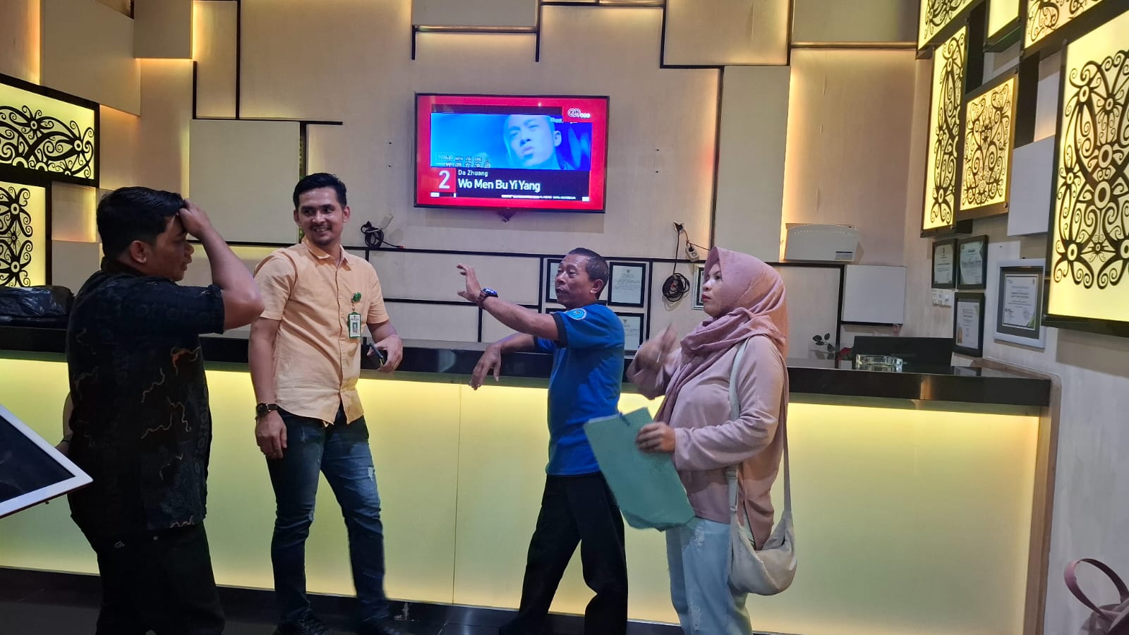 Lurah Api-Api Hadha Sulistiyono meminta masukan dari warga terkait rencana pelaksanaan car free night. (FOTO ADIEL KUNDHARA/KP)