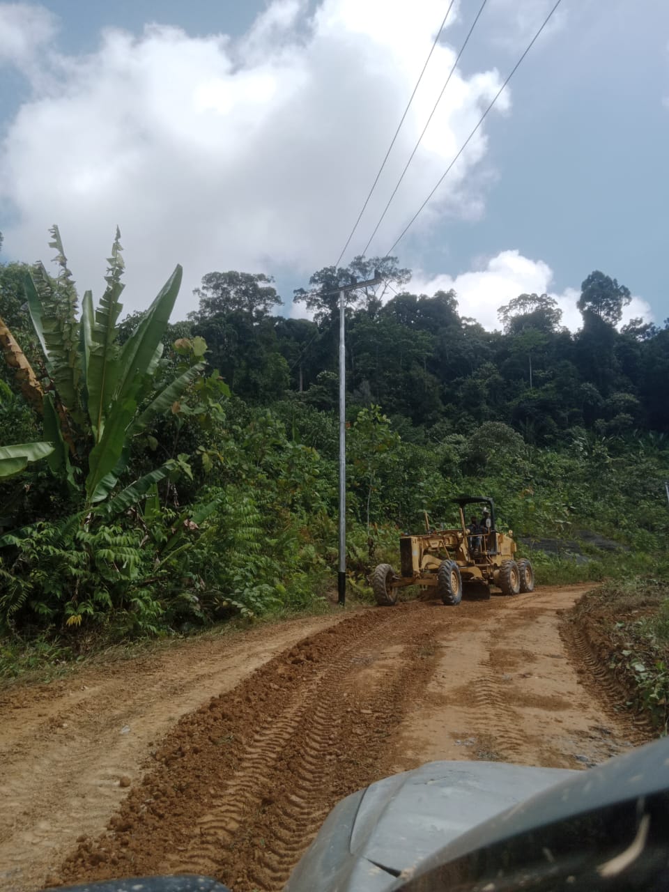 Jalan di Mahulu yang dalam pengerjaan