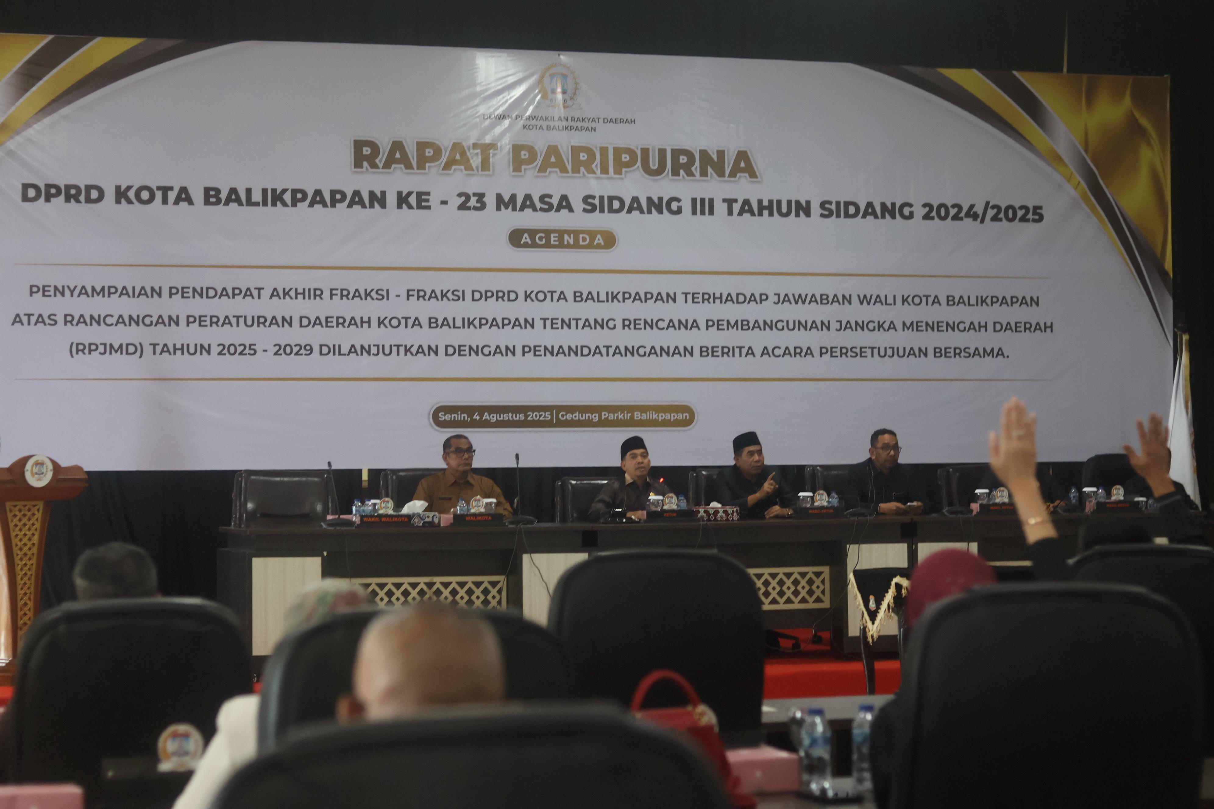 TAHAP AKHIR: Rapat Paripurna DPRD Balikpapan, Senin (4/8).