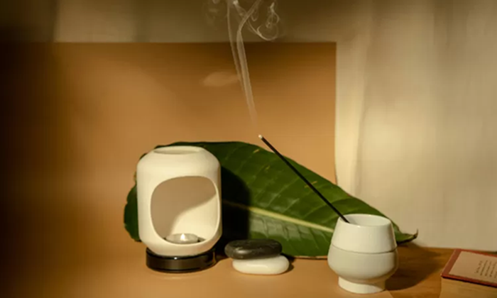 Aromaterapi bukan cuma soal keharuman. Ada manfaat tersembunyi untuk kesehatan yang belum banyak orang tahu.