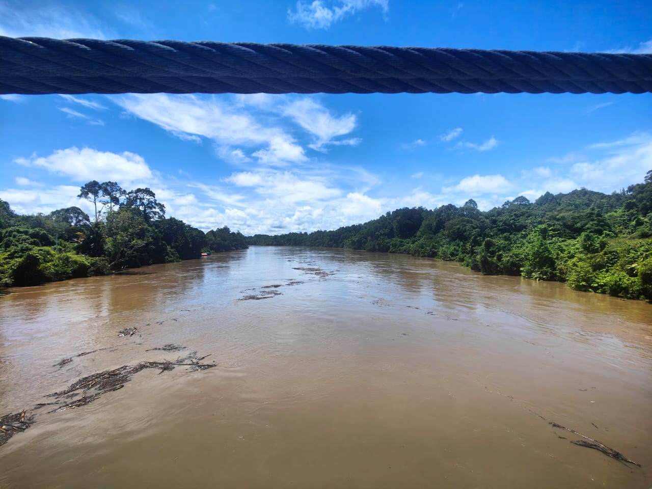 BANJIR MENGINTAI: Debit Sungai Mahakam di Kecamatan Long Apari dan Long Pahangai, Mahakam Ulu, terpantau tinggi Senin (4/8) imbas hujan yang mengguyur wilayah tersebut. (BPBD MAHULU)