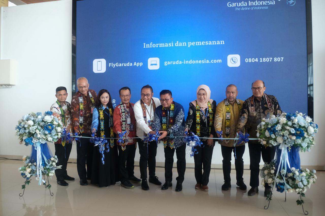 Akhmed Reza Fachlevi dalam momen penerbangan perdana Garuda Indonesia dari Bandara APT Pranoto menuju Jakarta.