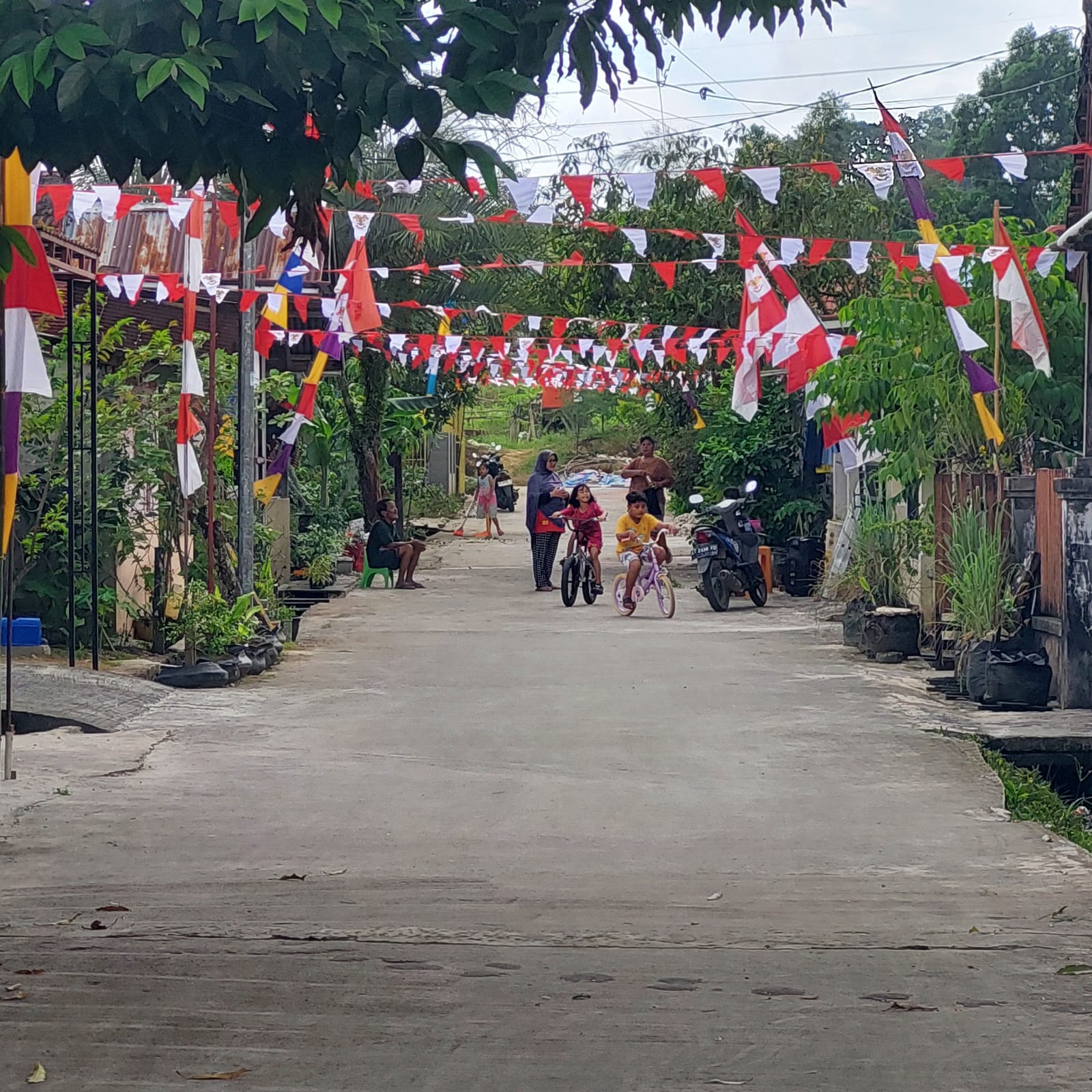 Hiasan bendera, umbul-umbul merah putih, serta kerlap kerlip lampu menghiasi malam di lingkungan RT 60 Perumahan Pondok Asri Manggar.