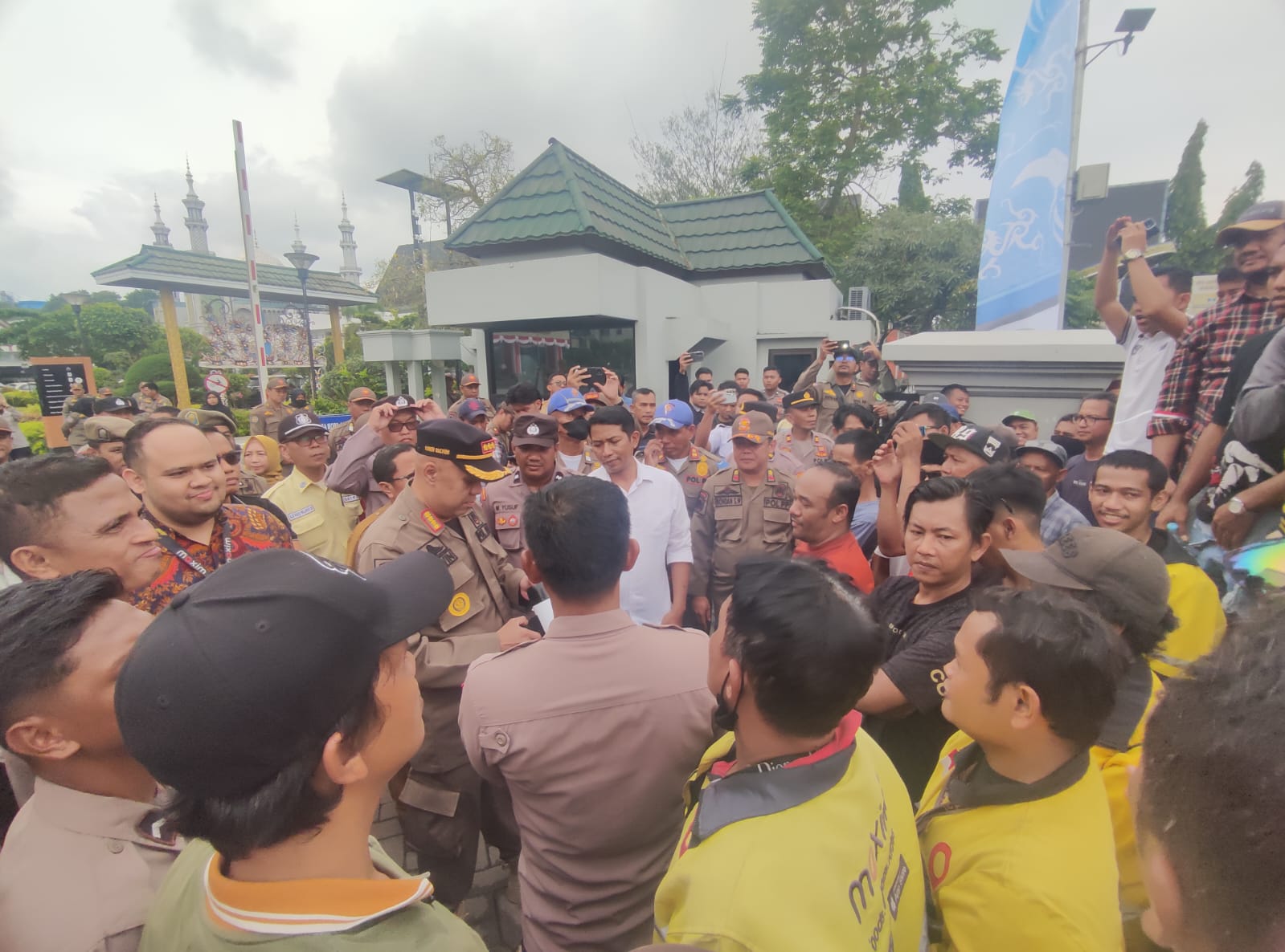 Mitra Maxim menyoal ditutupnya kantor operasional yang berdampak pada ditangguhkanmya fitur mengangkut penumpang, Senin (4/8/2025). (Bayu/KP)