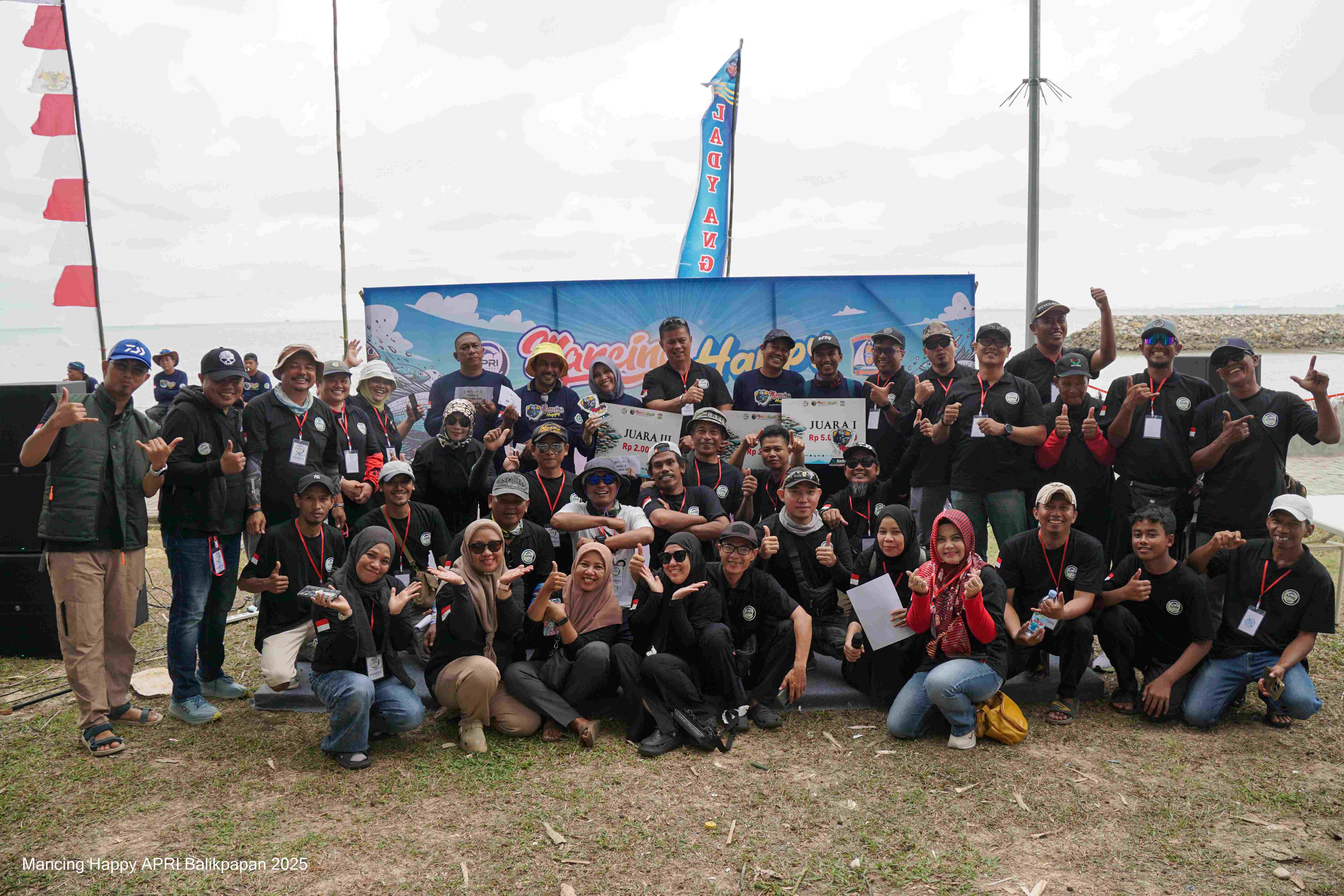 Para pemenang bersama panitia Mancing Happy Bersama APRI Balikpapan 2025 di Pantai Manggar