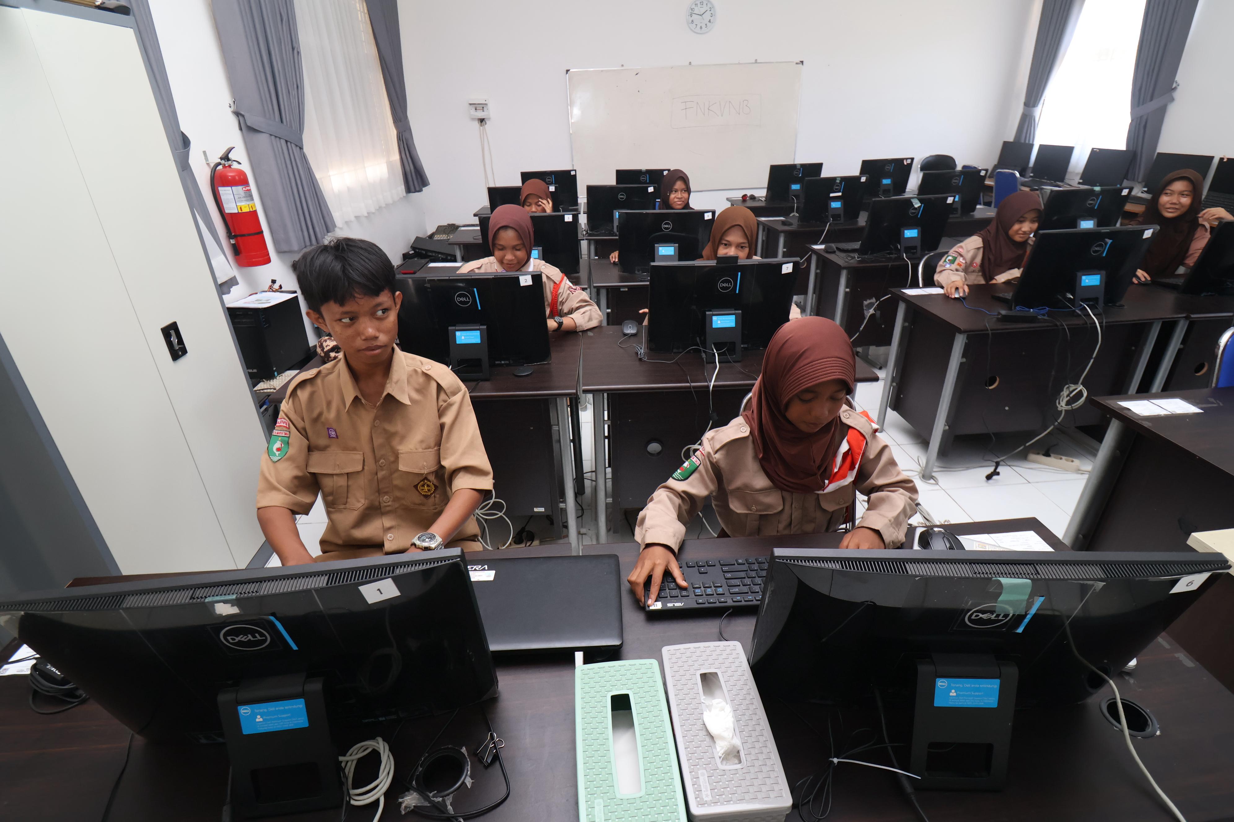 Siswa SKB Balikpapan Timur mengikuti proses belajar-mengajar. (ANGGI PRADITHA/KP)