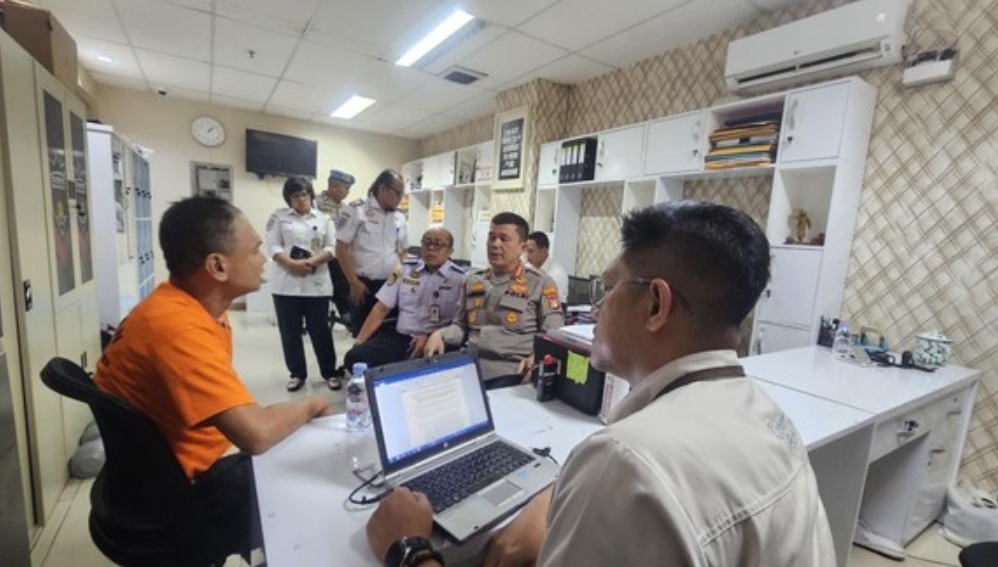 Tersangka H (41) saat menjalani pemeriksaan intensif oleh petugas kepolisian dan otoritas bandara di Terminal 2 Bandara Soekarno-Hatta. (FOTO: IST)