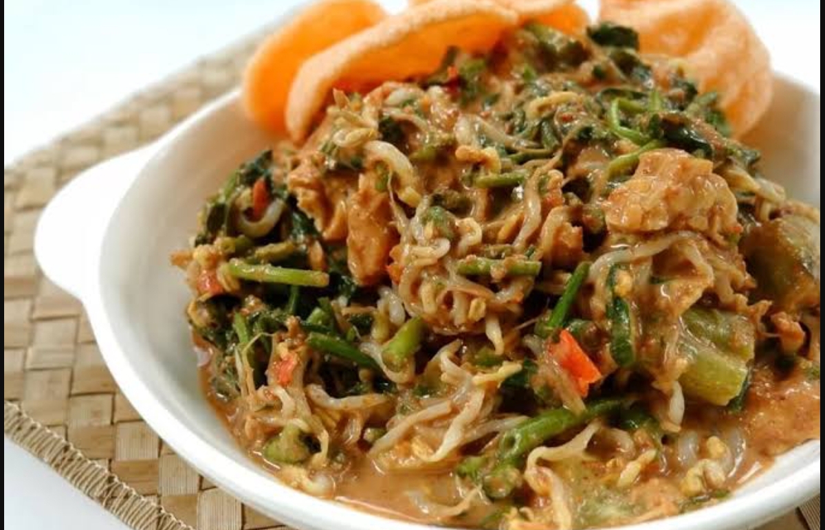 Gado-Gado Betawi khas Jakarta dengan siraman bumbu kacang kental, disajikan bersama sayur rebus, tahu, tempe, dan kerupuk sebagai pelengkap. (FOTO: IST)