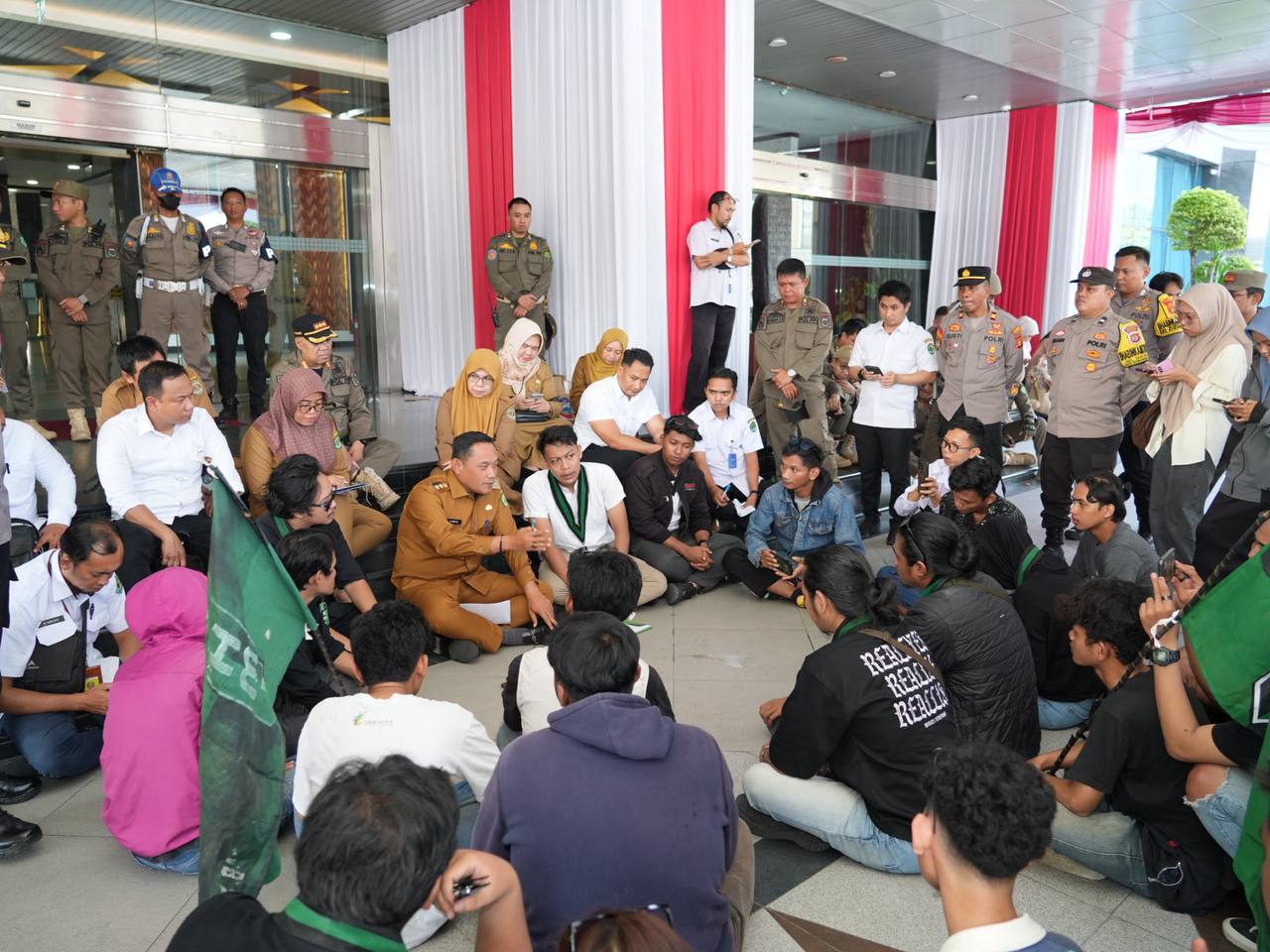Seno Aji mendengarkan aspirasi para pengunjuk rasa di teras Kantor Gubernur Kaltim. (FOTO RIAN/ADPIMPROV KALTIM)