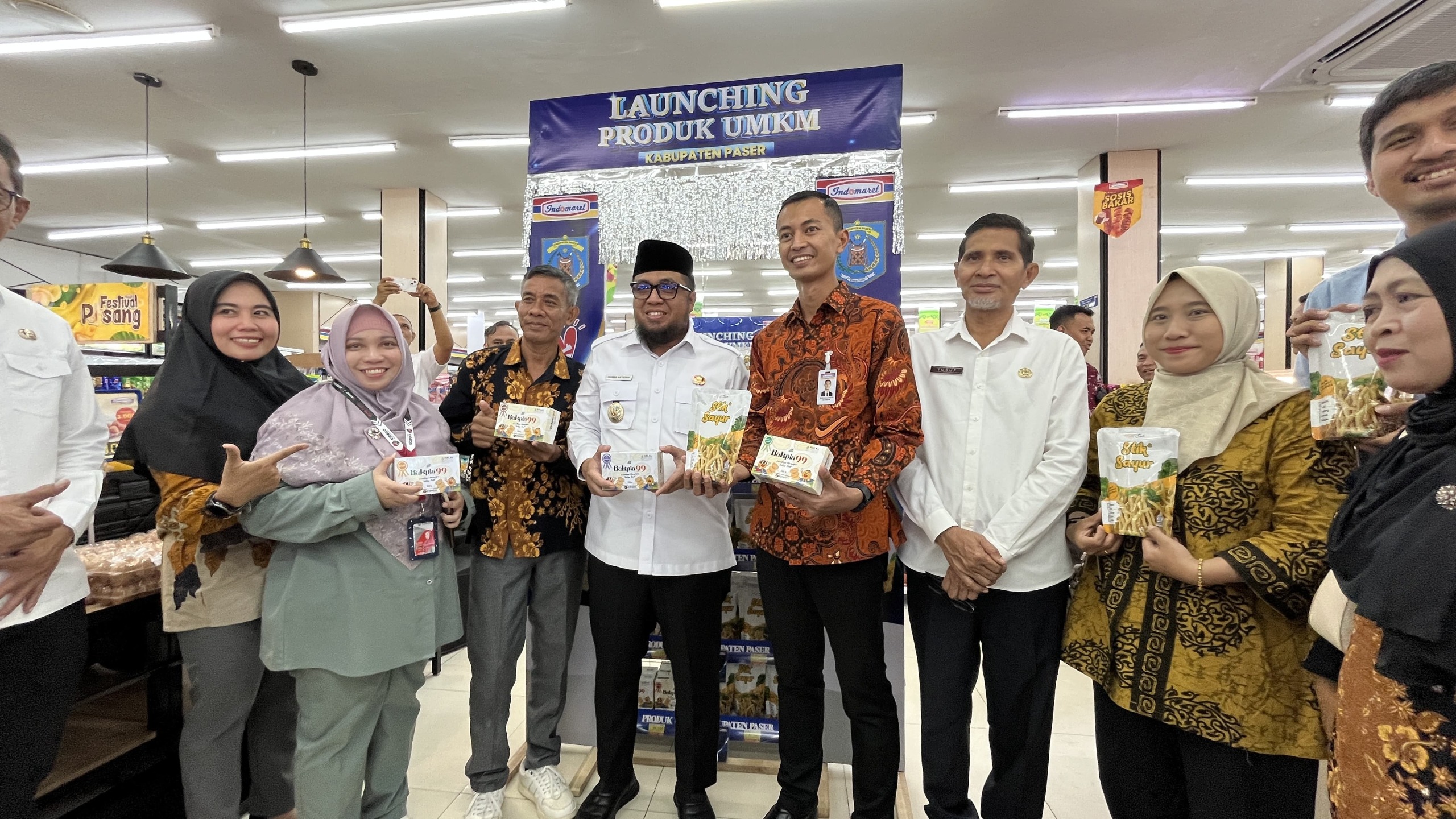 Branch Manager Indomaret Gilig Lilo Samadyo bersama pelaku UMKM Kabupaten Paser, Rabu (30/7/2025).
