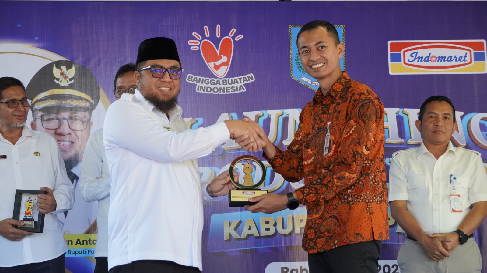 SIMBOLIS: Penyerahan cendera mata dari Indomaret oleh Branch Manager Indomaret Gilig Lilo Samadyo (kanan pertama), kepada Wakil Bupati Paser H. Ikhwan Antasari.
