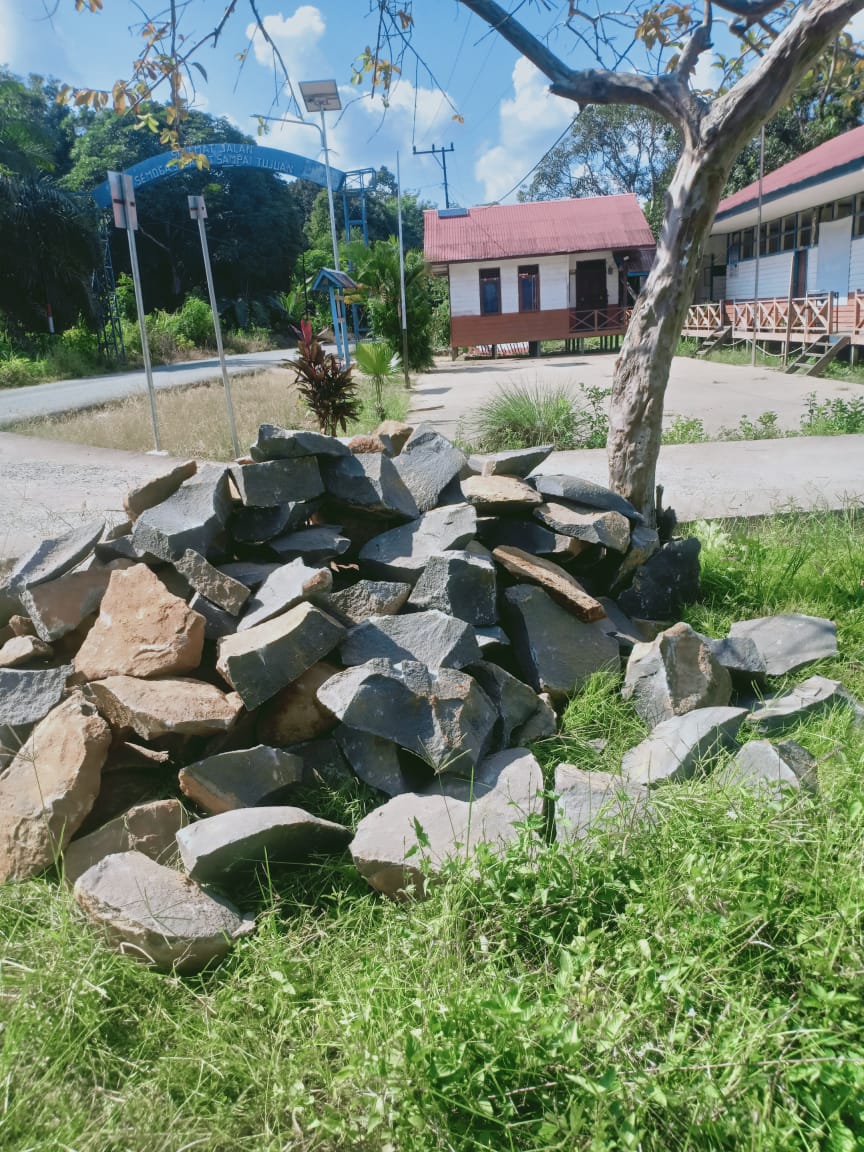 Material batu belah untuk fondasi pembangunan pagar yang sudah diantar ke lokasi.