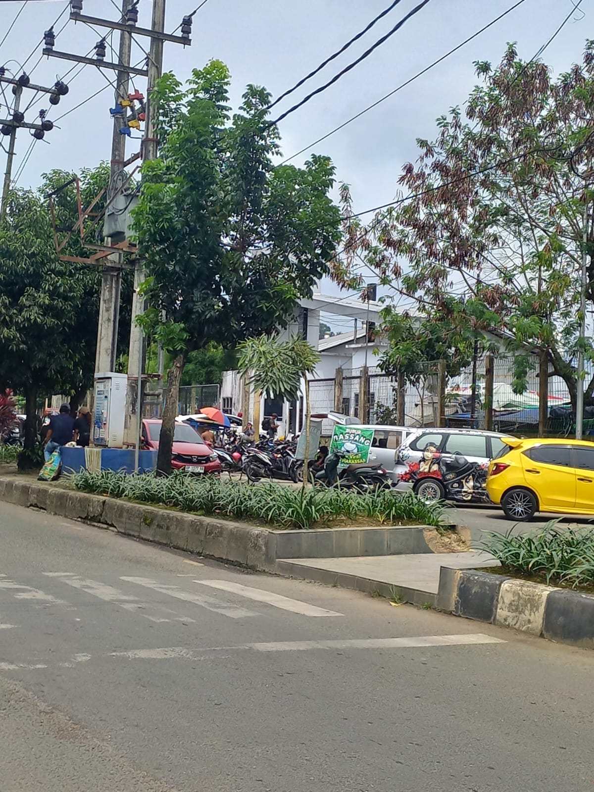 HARUS SERIUS: Masalah klasik soal juru parkir (jukir) liar dan area parkir ilegal kembali jadi perbincangan, namun solusi konkret masih belum terlihat jelas. (EKO PRALISTIO/KP)