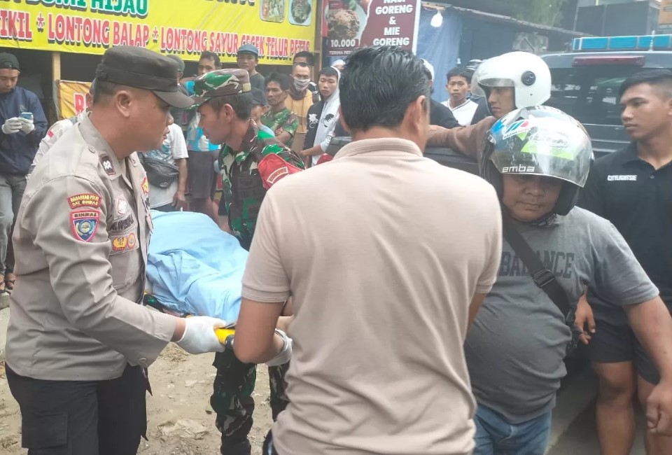 EVAKUASI. Jasad korban yang tewas gantung diri dievakuasi petugas ke RS Bhayangkara Polda Kaltim.