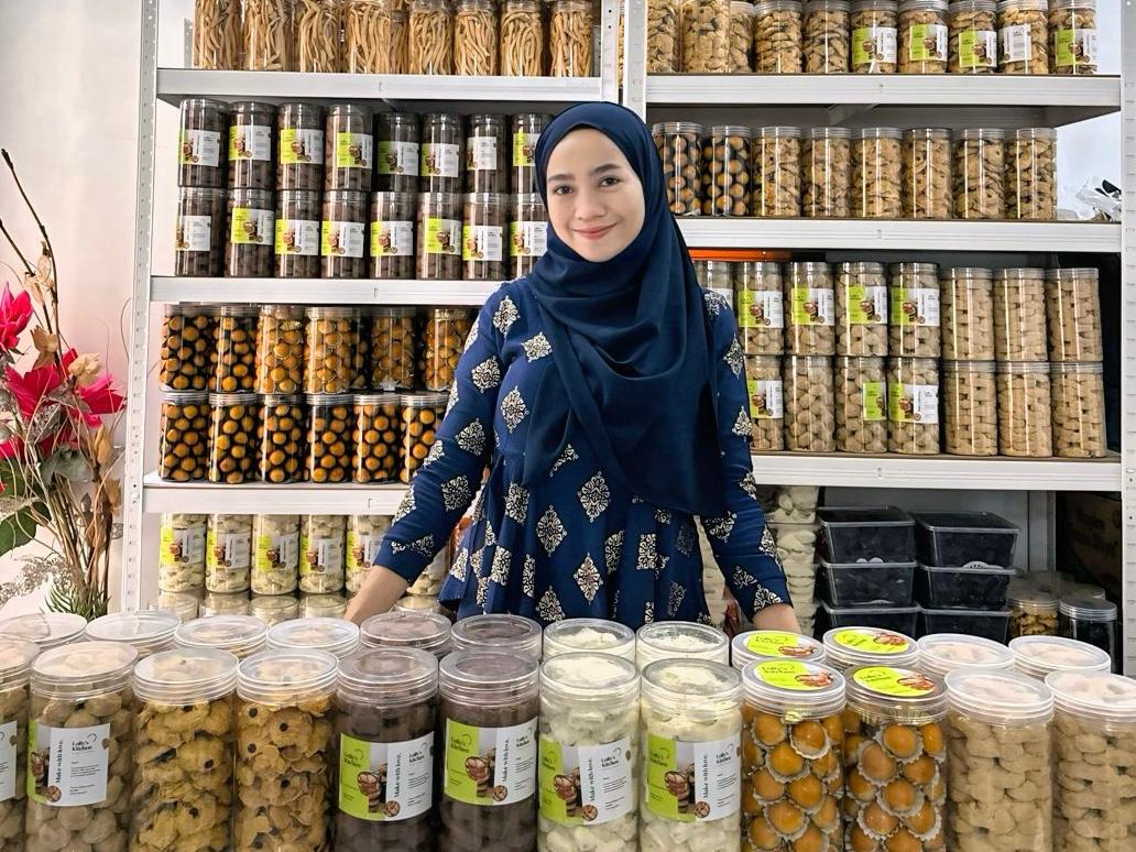 10 TAHUN: Sejak 2015, usaha kukis dan keripik jalan beriringan dan semula hanya dijual online. Kini makin berkembang dan banyak dilirik pembeli.