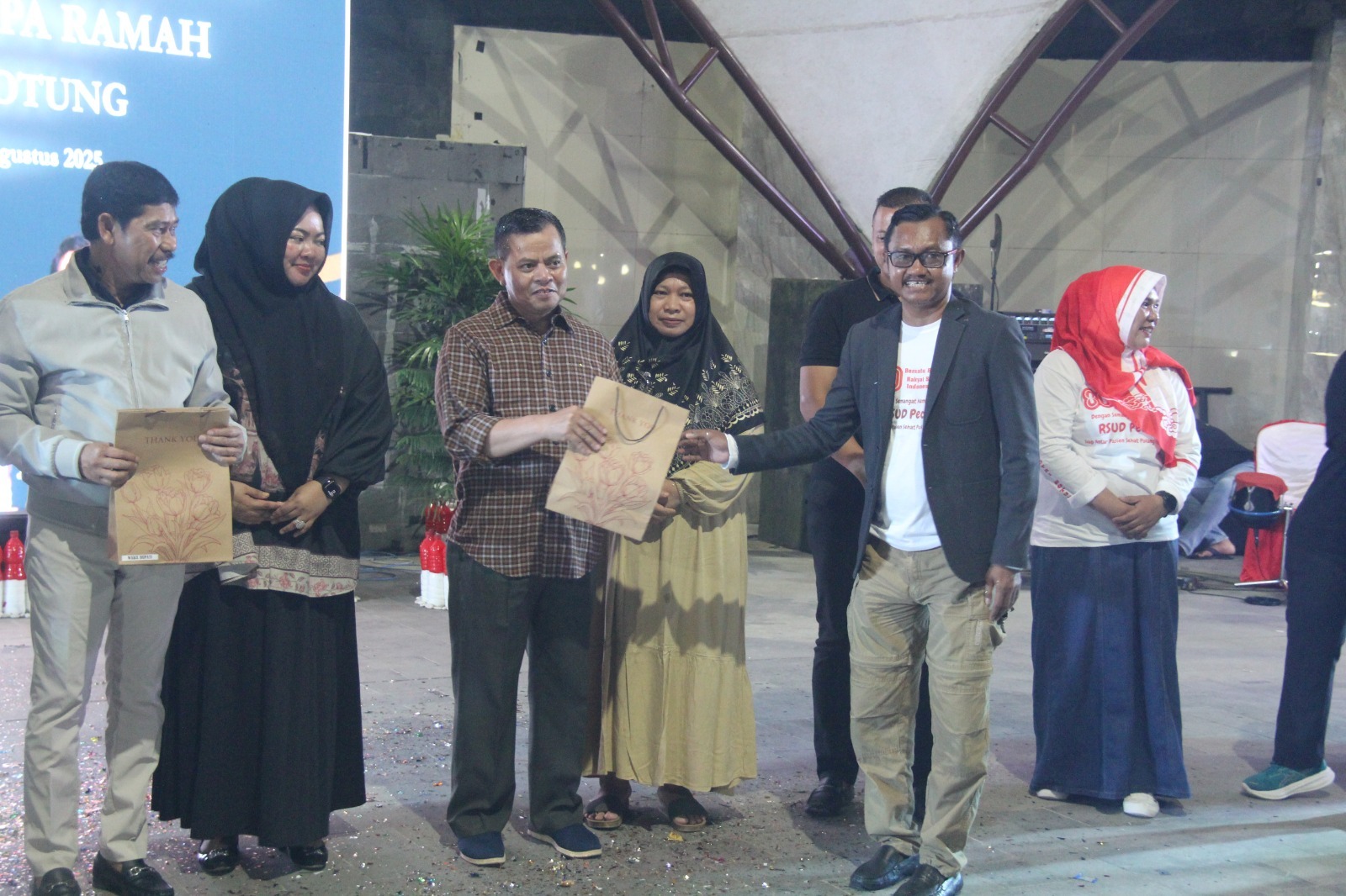 Direktur RSUD RAPB PPU, Lukasiwan Eddy Saputro (berkacamata) saat peluncuran program Sapa Ramah. Tampak Wakil Bupati PPU, Abdul Waris (kiri) dan Dewan Pengawas RSUD RAPB PPU, H Tohar (tiga kiri).