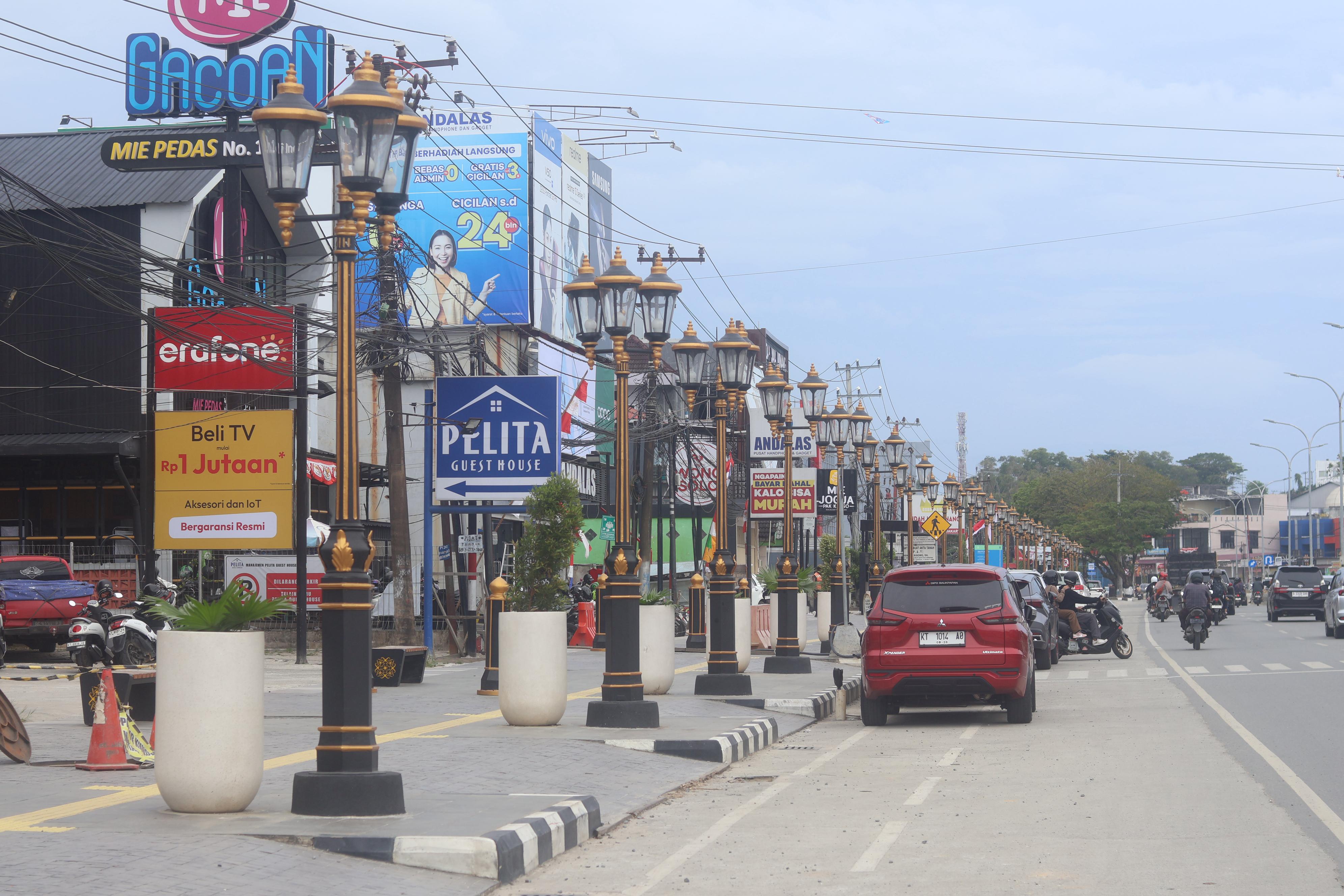Parkir liar di sepanjang Jalan MT Haryono Balikpapan