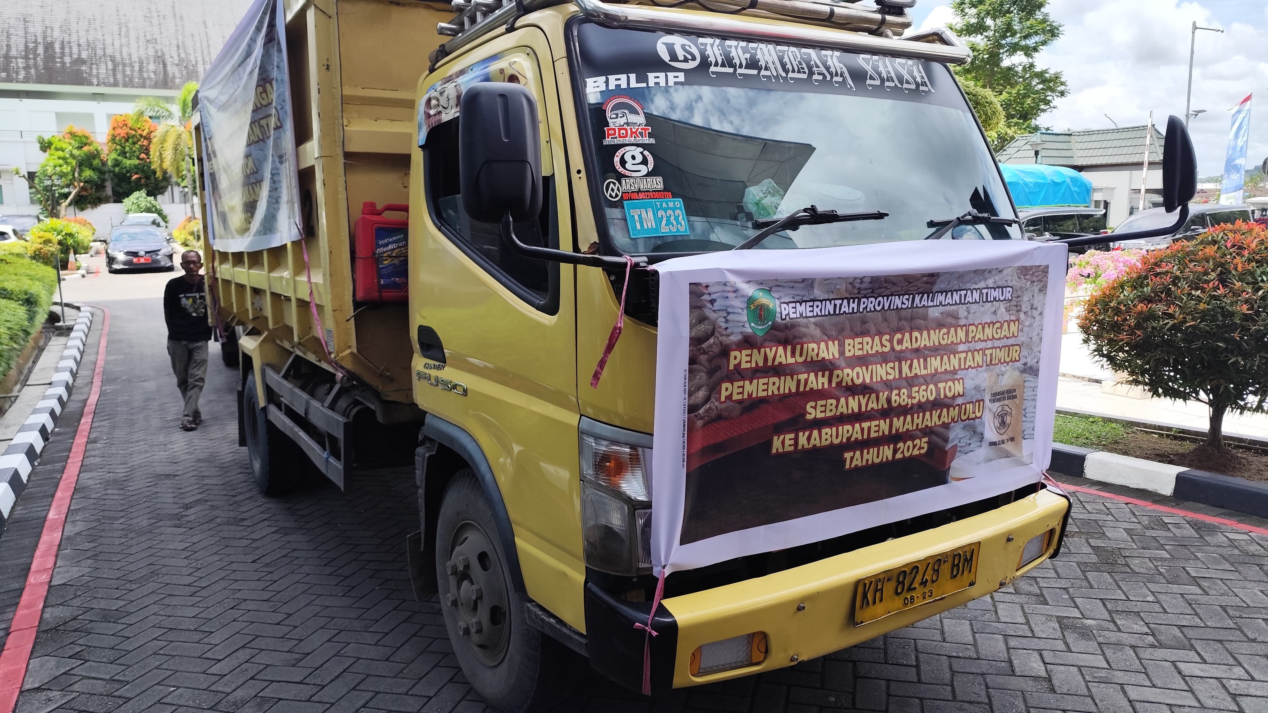 PENGIRIMAN: Salah satu truk angkutan beras CPP yang akan berangkat ke Kabupaten Mahulu, Selasa (5/8).