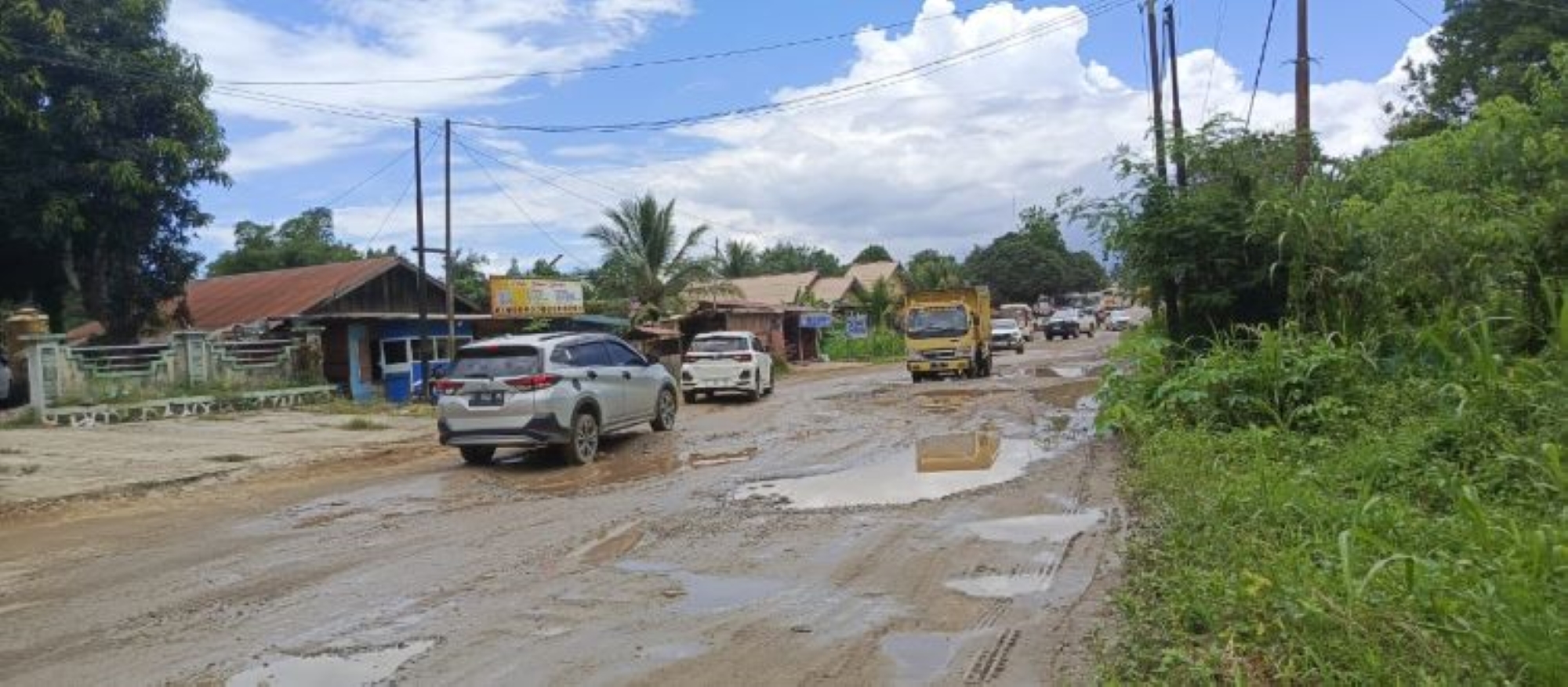 Salah satu titik ruas jalan nasional yang mengalami kerusakan cukup parah di Kabupaten Kutai Barat.
