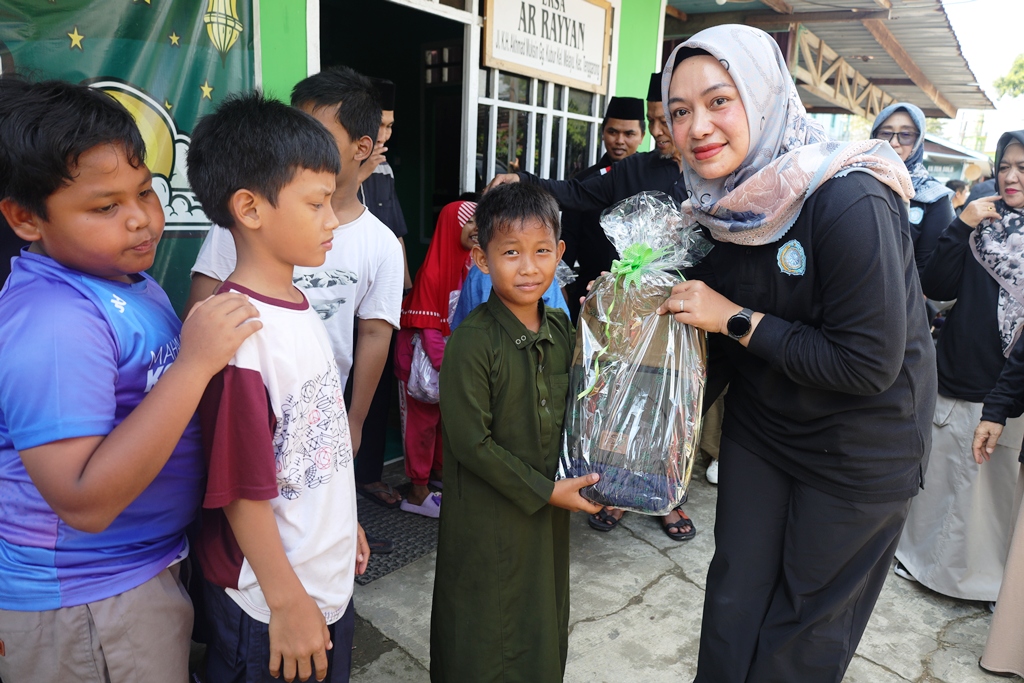 BANTUAN: Ketua TP-PKK Kukar &nbsp;Andi Deezca Pravidhia Aulia menyerahkan bingkisan untuk anak-anak di Panti Asuhan Ar Rayyan Tenggarong.  &nbsp;