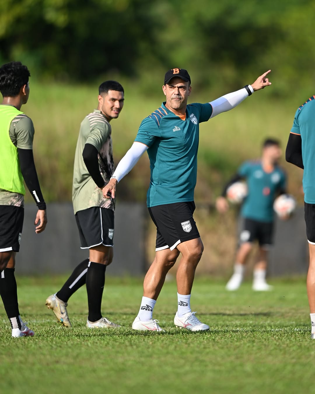 PUTAR OTAK: Fabio Lefundes memimpin latihan Borneo FC di Borneo Training Ground, Senin (4/8).