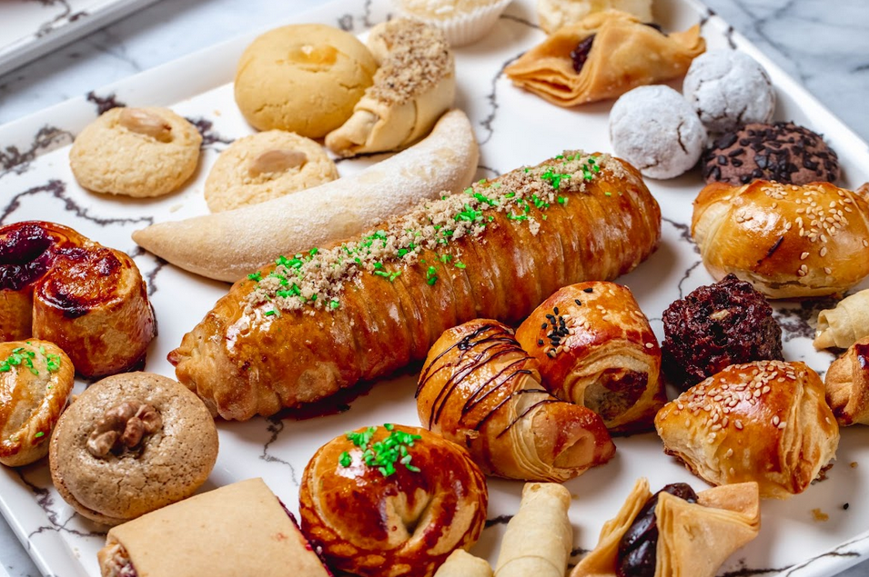 Pastry manis dan gurih yang menggugah selera.