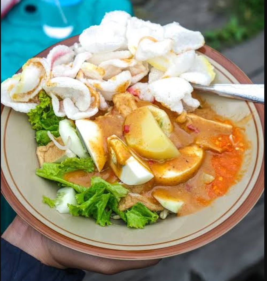 Seporsi gado-gado khas Surabaya tersaji menggugah selera dengan siraman bumbu kacang encer, potongan telur rebus, kentang, tahu, sayuran segar, dan taburan kerupuk sebagai pelengkap. (FOTO: IST)