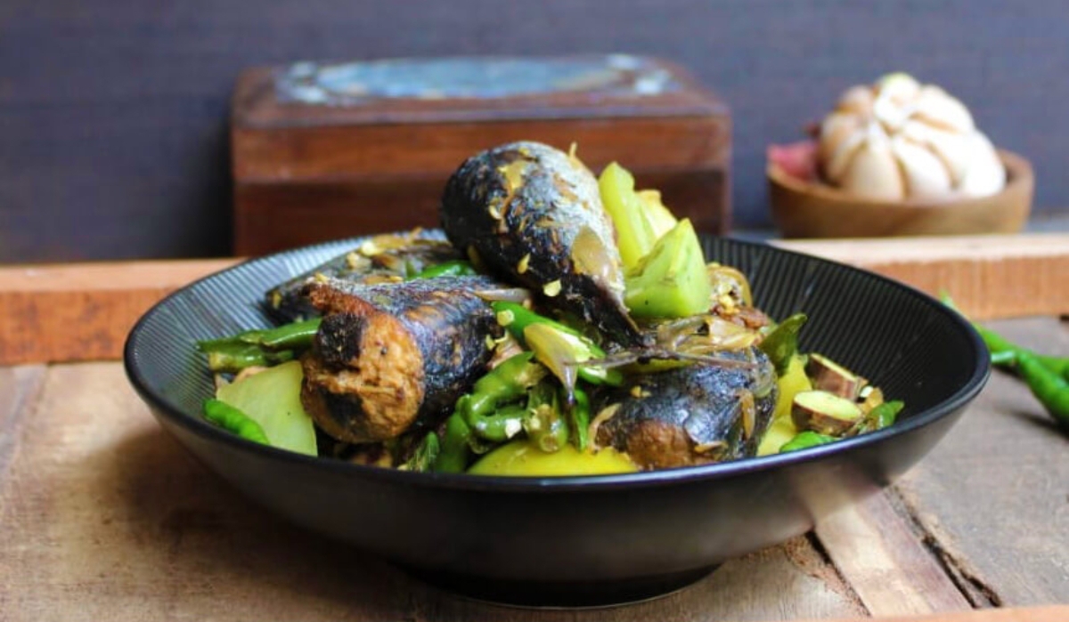 Ikan tongkol goreng disajikan dengan siraman sambal cabai hijau khas Nusantara. Perpaduan rasa gurih pedas segar menjadikannya menu favorit keluarga. (FOTO: IST)