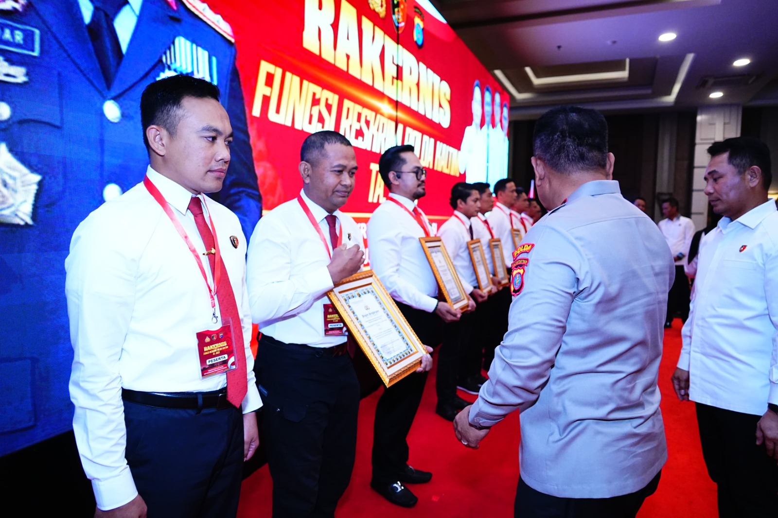 PENGHARGAAN: Kapolda Kaltim Irjen Pol Endar Priantoro menyerahkan piagam penghargaan sebagai juara II kategori terbaik dalam bidang operasional kepada Kepala Sat Reskrim Polres PPU AKP Dian Kusnawan.