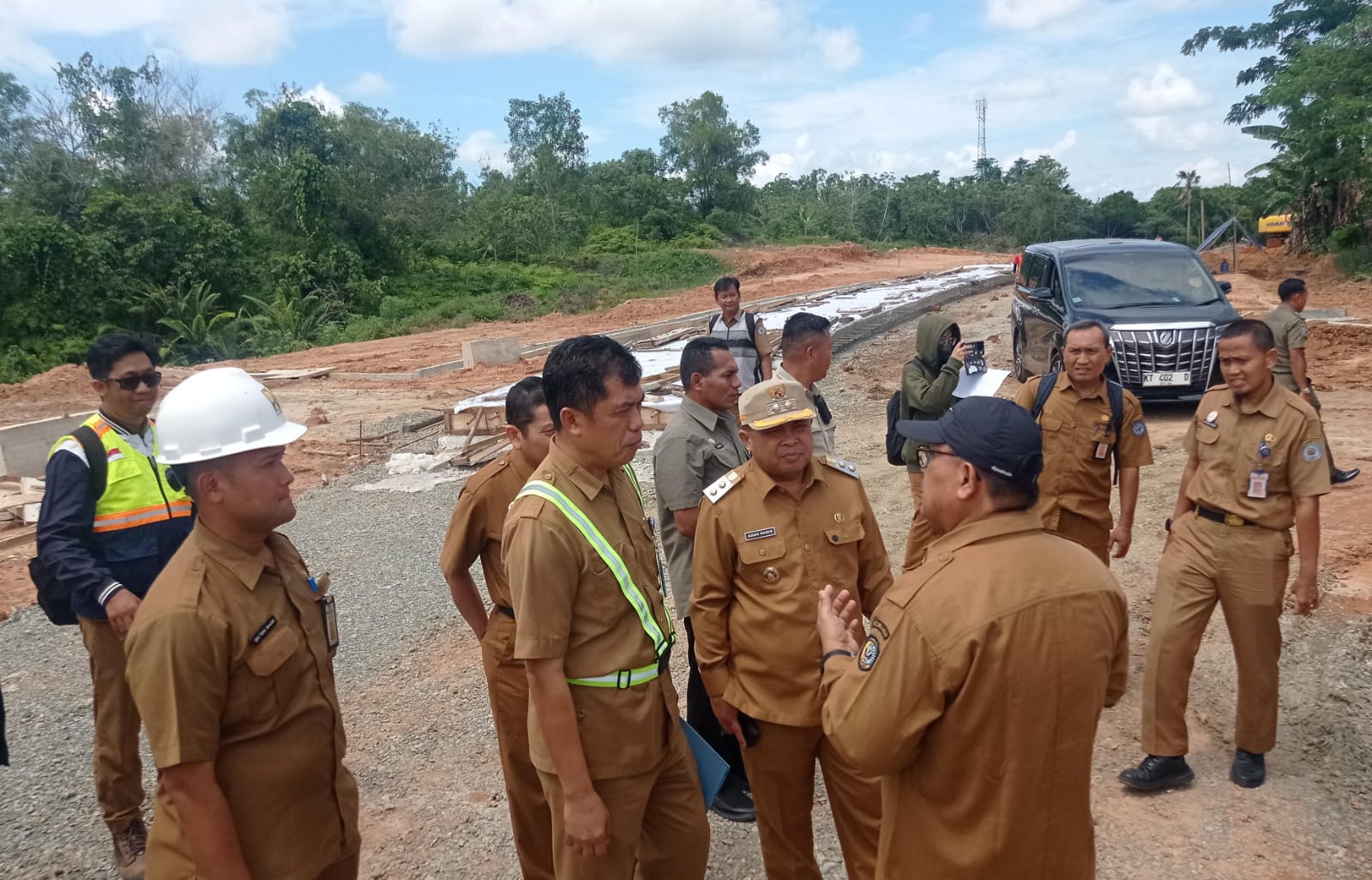 Wakil Wali Kota Bontang Agus Haris melihat rencana lokasi pembangunan sekolah rakyat. (ADIEL KUNDHARA/KP)