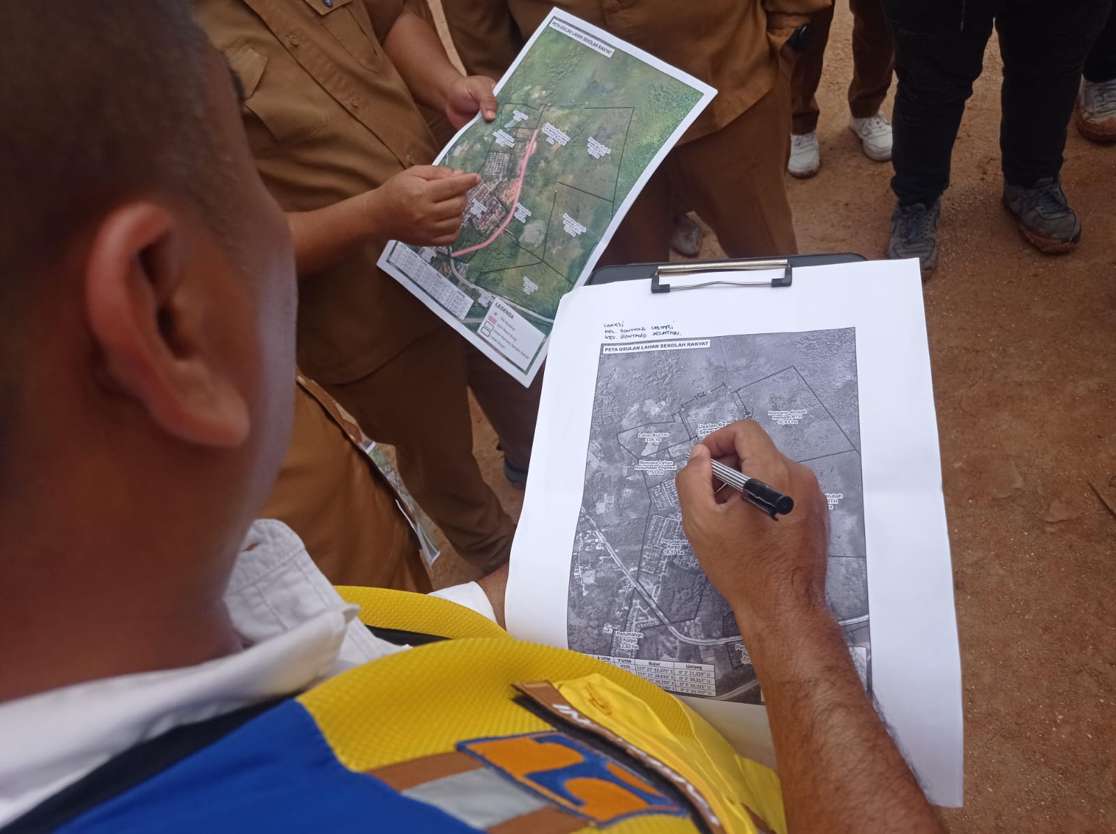 Satker Perwakilan Kaltim Kementerian PUPR melihat titik koordinat lahan yang diperuntukkan untuk pembangunan Sekolah Rakyat. (ADIEL KUNDHARA/KP)