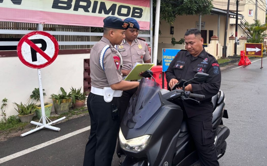 Provos Brimbob Polda Kaltim menggelar razia kendaraan. Personel yang masuk markas, dilakukan pemeriksaan.