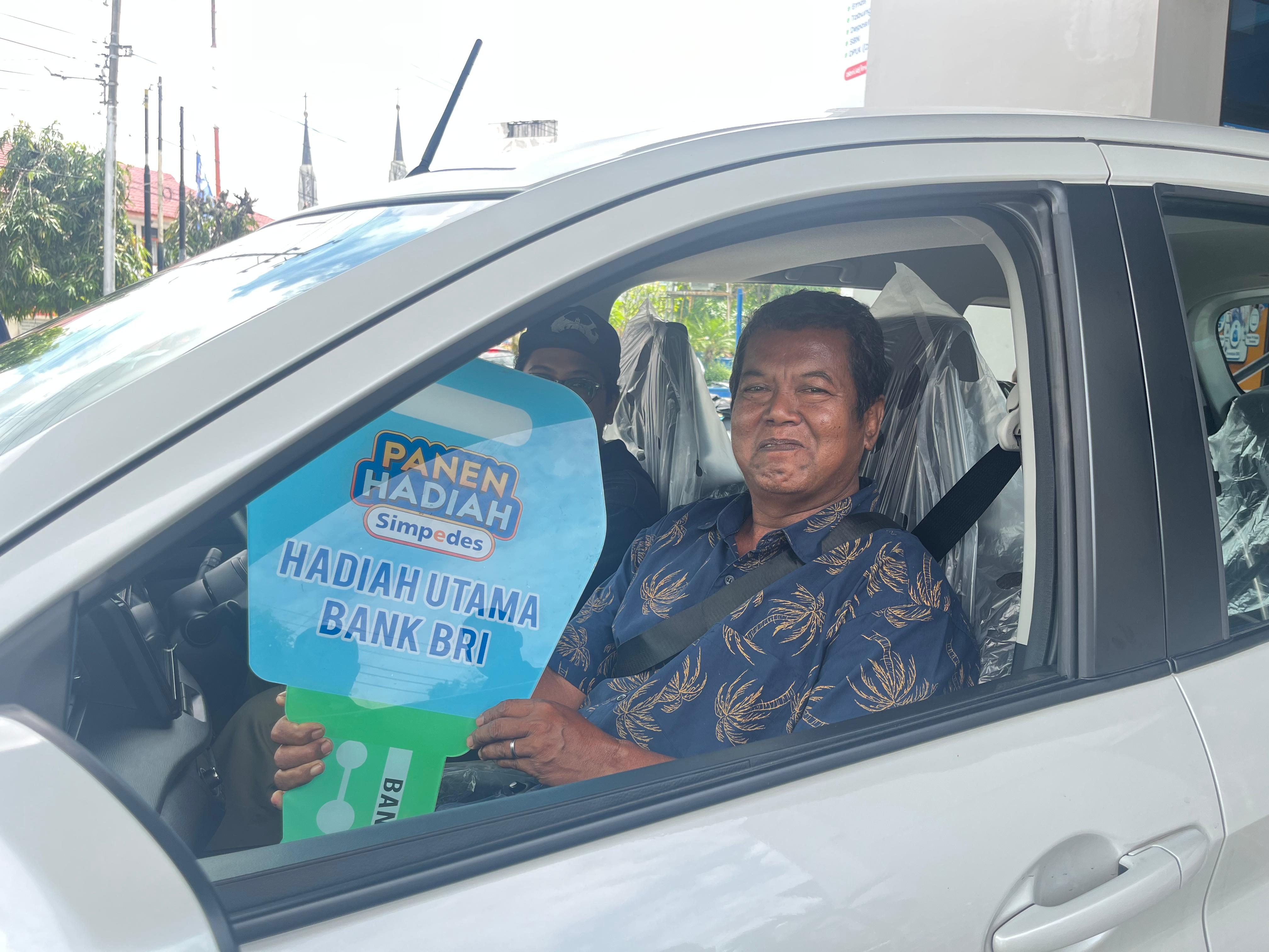SELAMAT: Asrani yang dinyatakan sebagai pemenang udian hadiah Simpedes BRI tersenyum lebar mendapatkan hadiah utama.