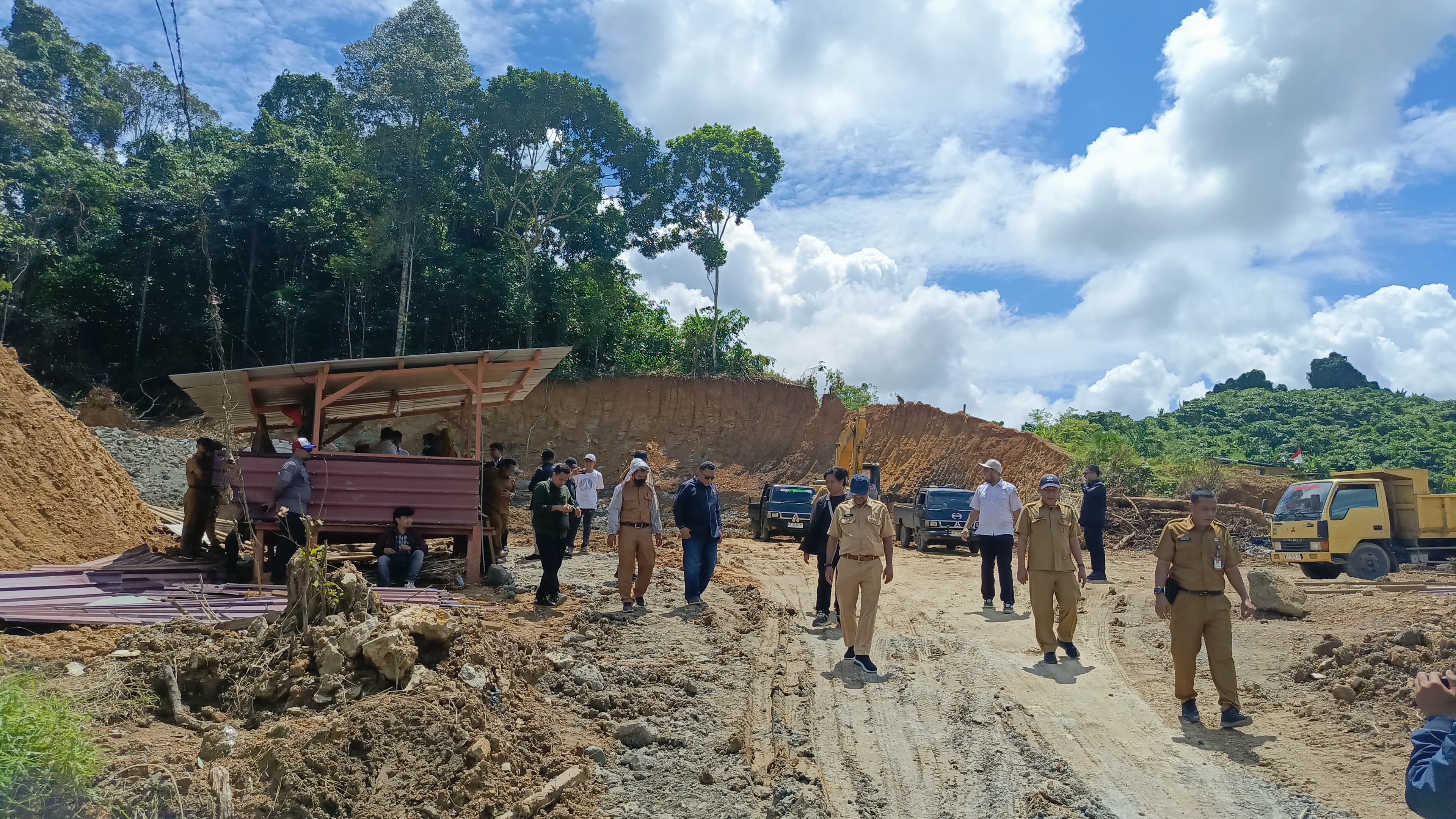 TAK BERIZIN: Aktivitas alat berat di lokasi pematangan lahan di Jalan Nusyirwan Ismail, Kecamatan Sungai Kunjang, diduga belum mengantongi izin resmi dari pemerintah.&nbsp;