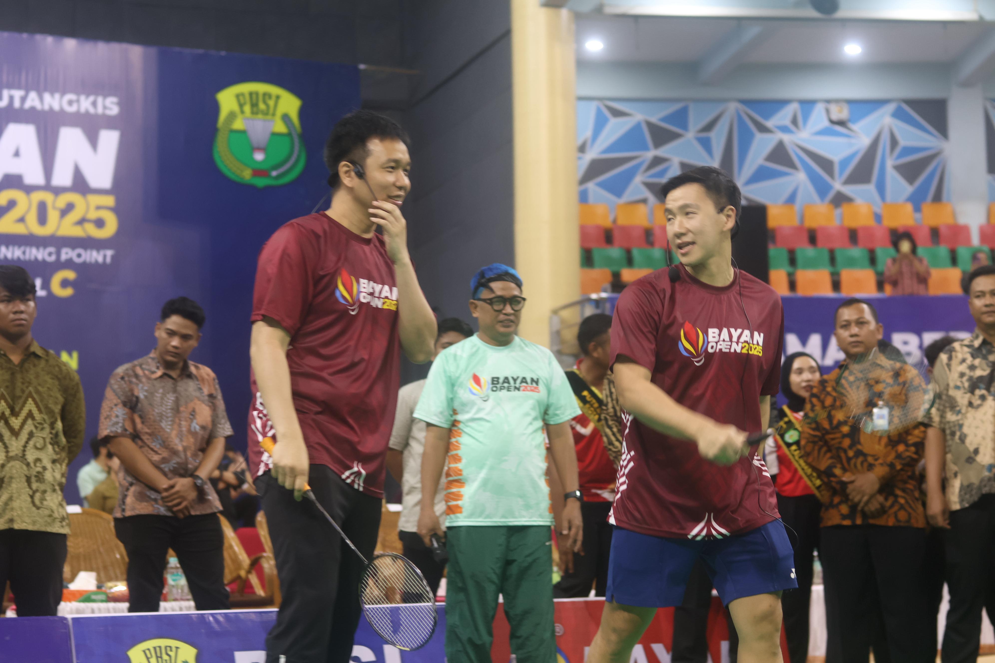 Hendra-Marcus saat mengisi sesi coaching clinic di Bayan Open 2025. (FOTO ANGGI PRADITHA/KP