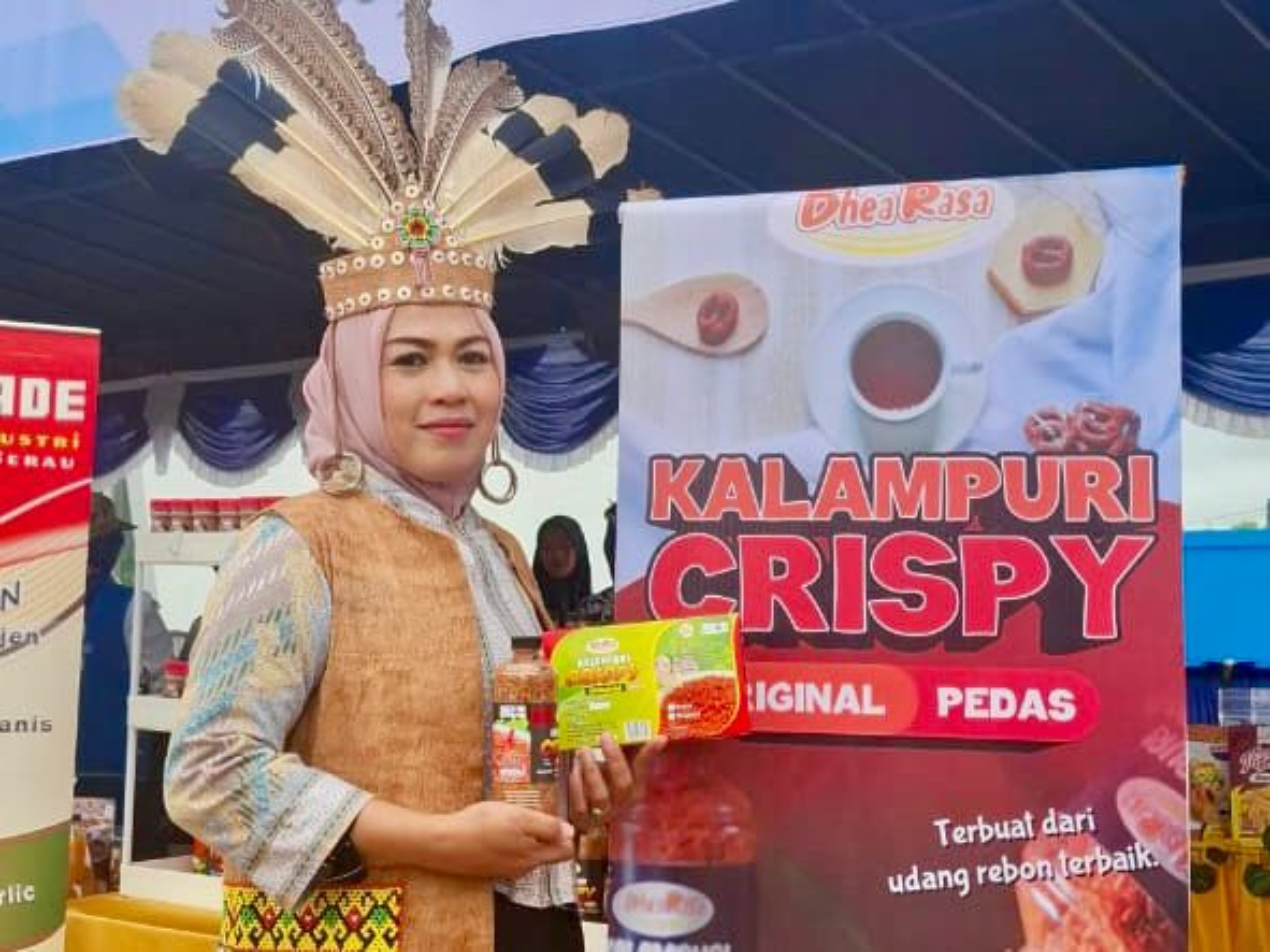 Darmawati bersama camilan kalampuri yang dia buat. (FOTO RADEN RORO MIRA/KP)
